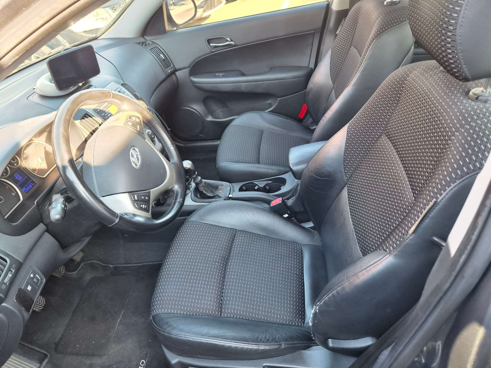HYUNDAI i30 2.0 Premium-image-6