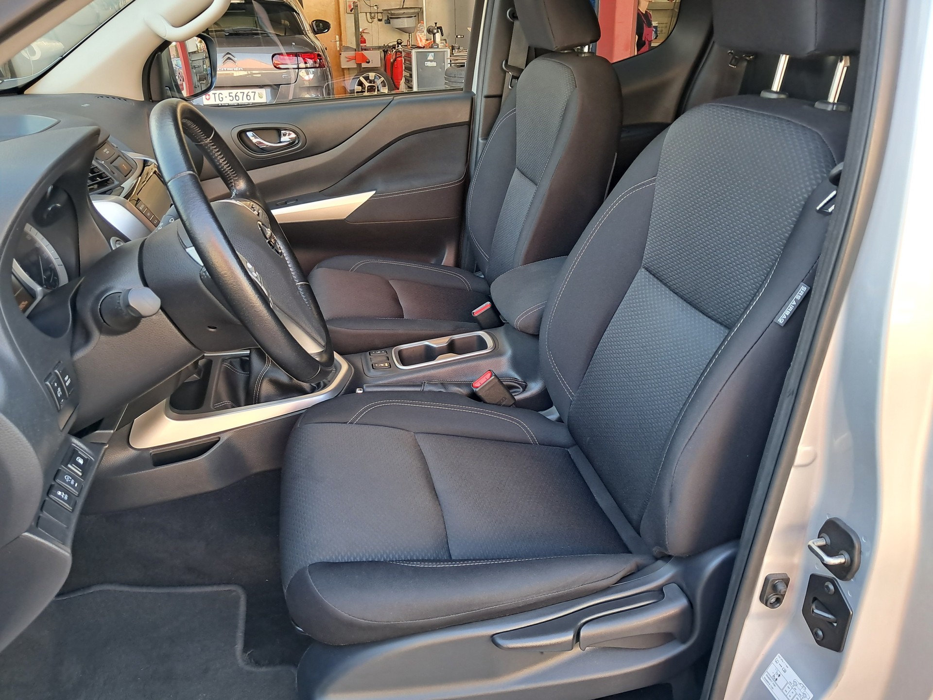 NISSAN Navara King Cab N-Connecta 2.3 dCi 4WD-image-6
