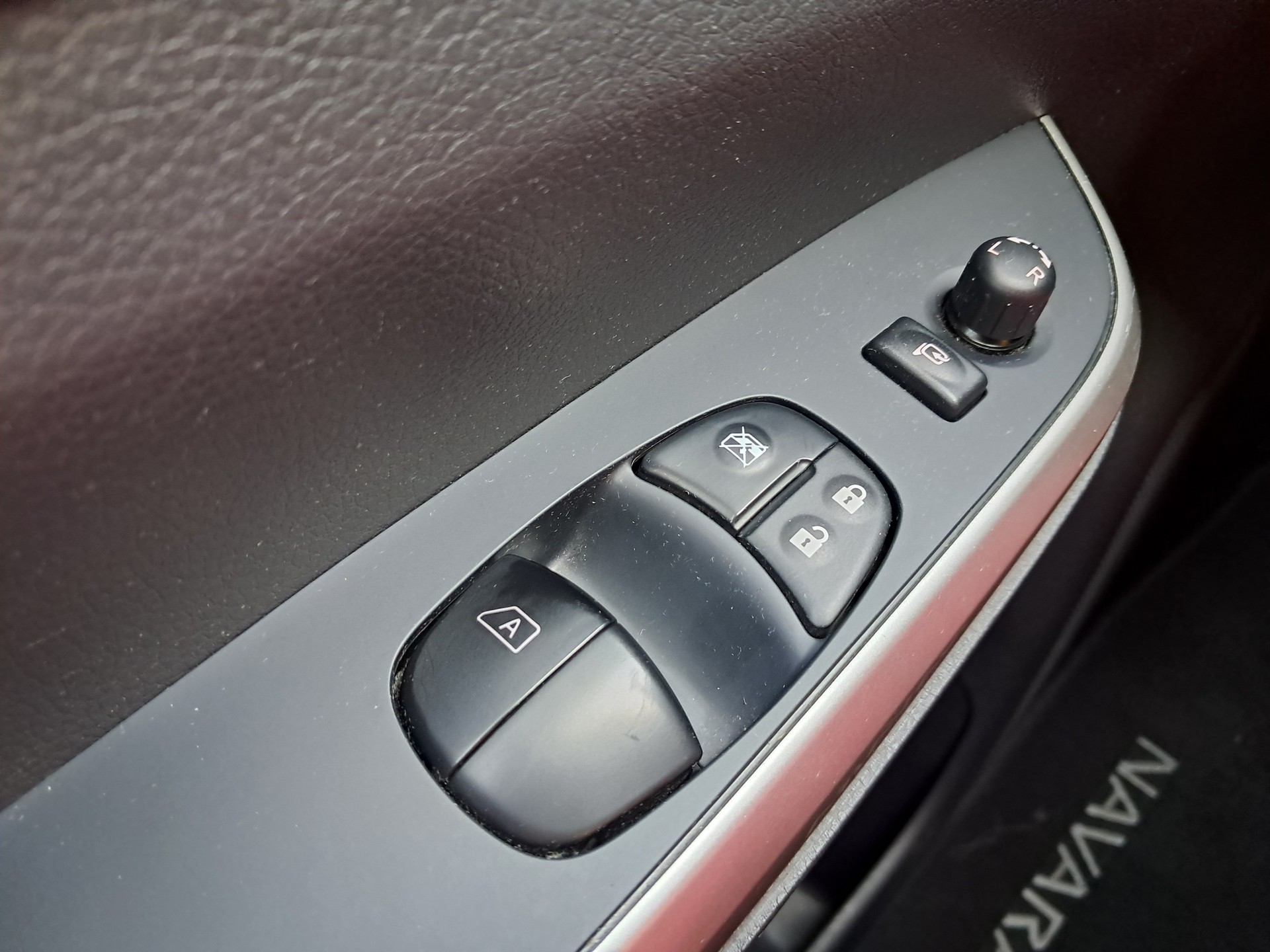 NISSAN Navara King Cab N-Connecta 2.3 dCi 4WD-image-16
