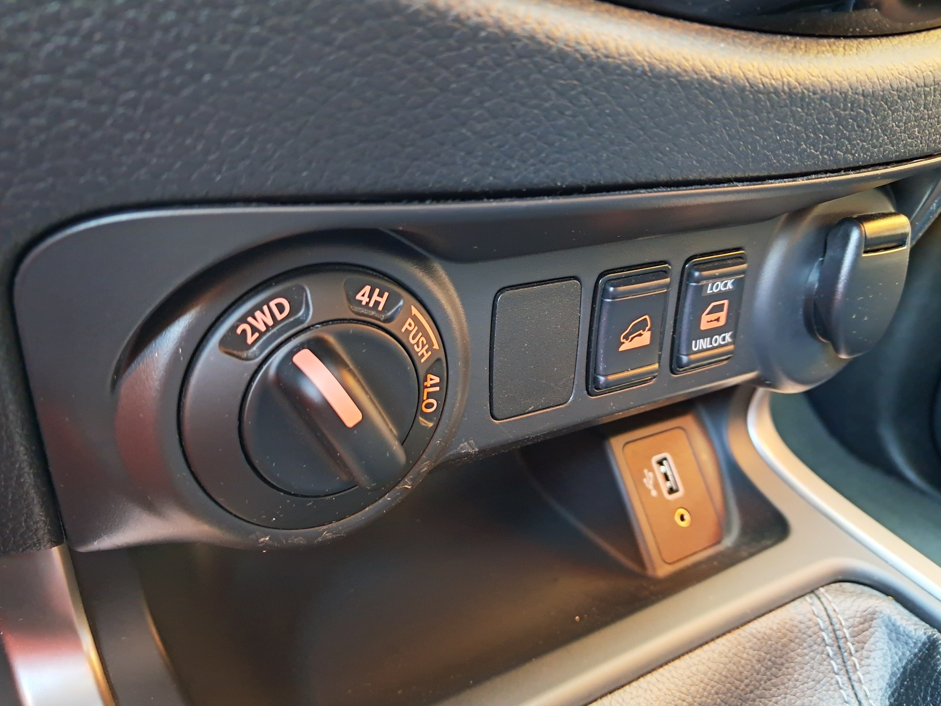 NISSAN Navara King Cab N-Connecta 2.3 dCi 4WD-image-14