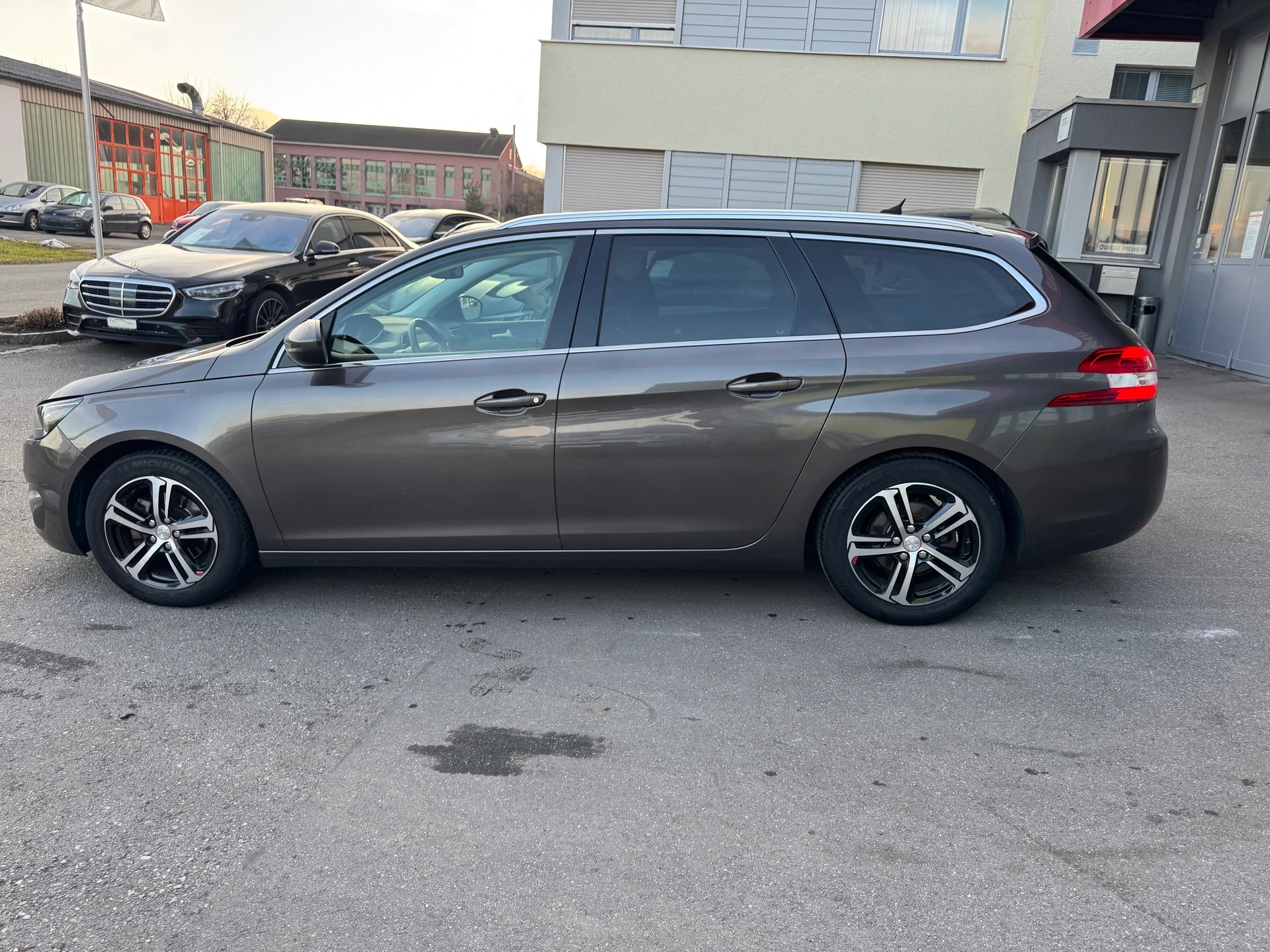 PEUGEOT 308 SW 1.2 THP Allure-image-6