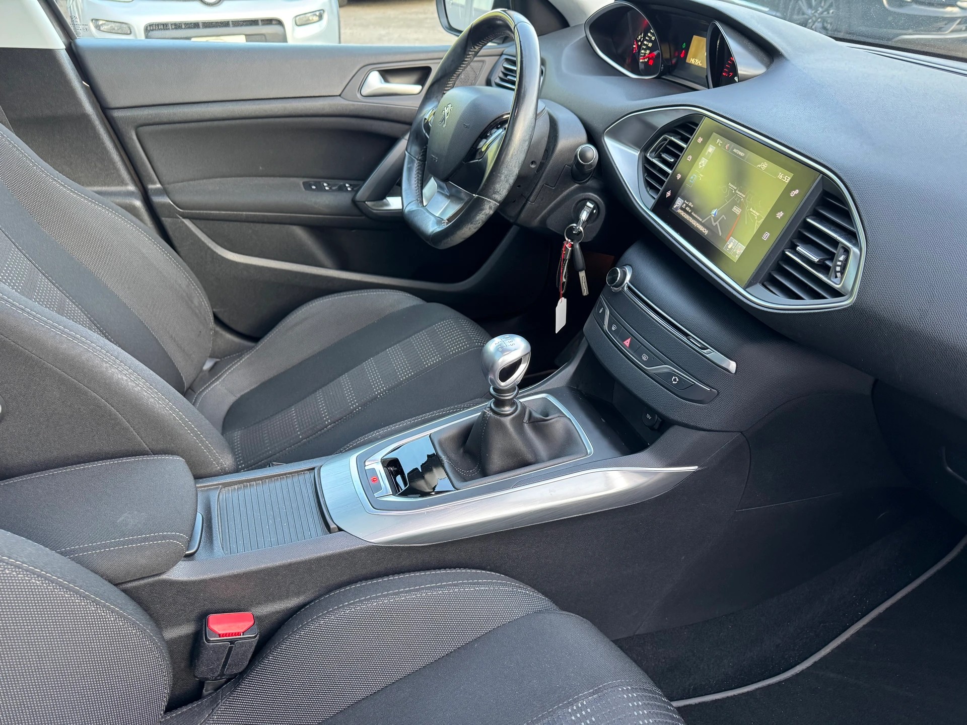 PEUGEOT 308 SW 1.2 THP Allure-image-13