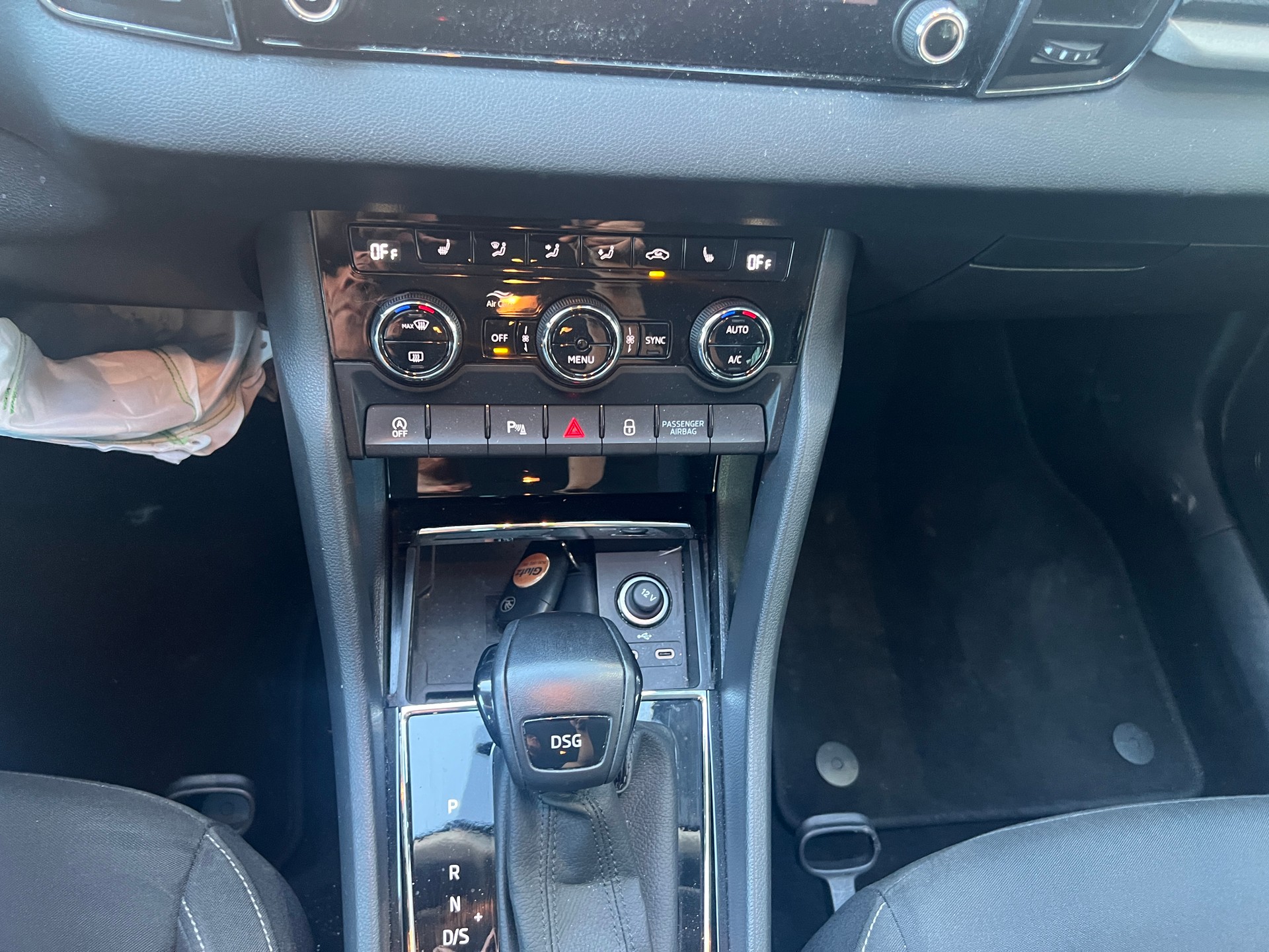SKODA Karoq 1.5 TSI ACT Ambition DSG-image-15