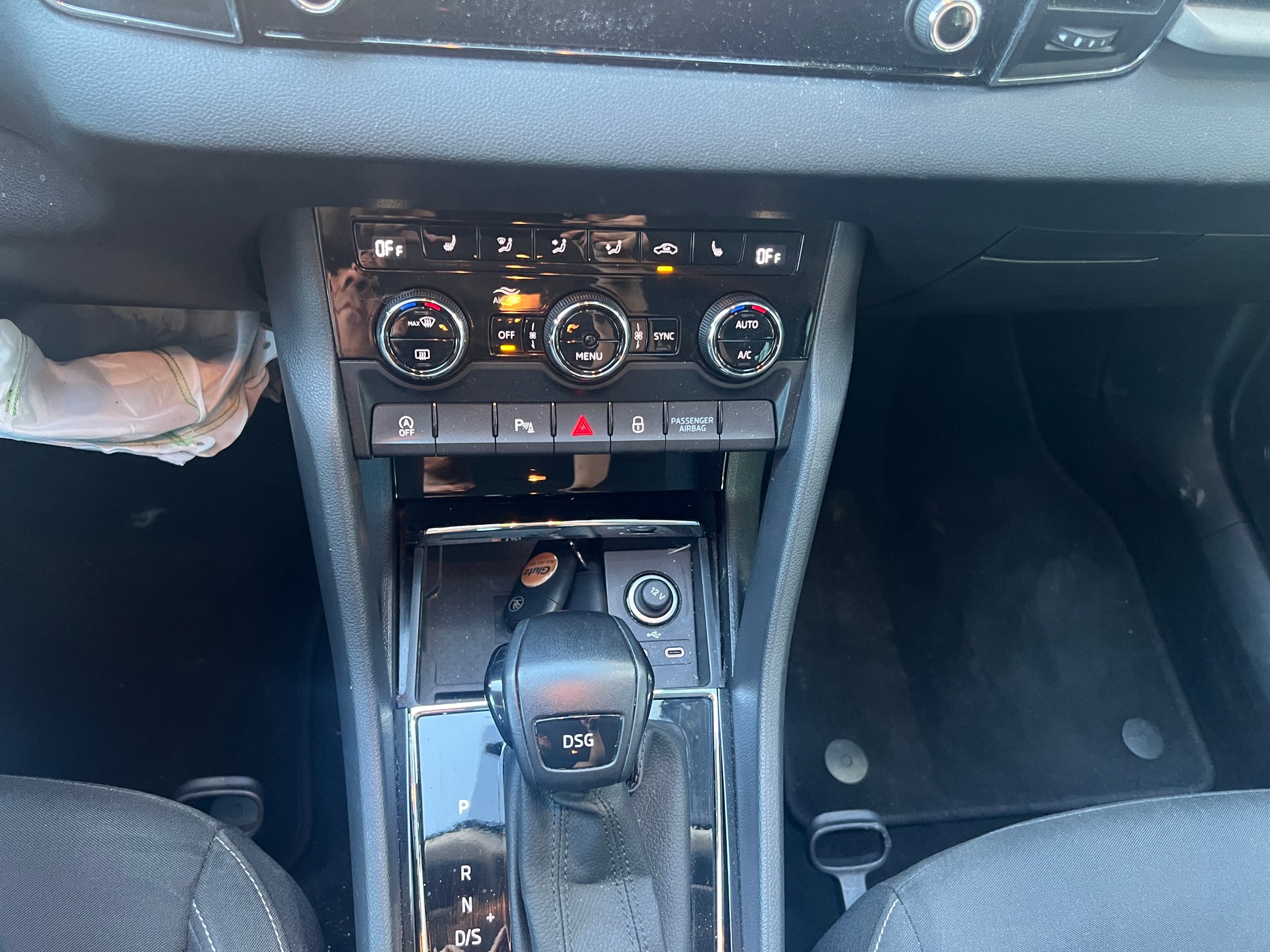 SKODA Karoq 1.5 TSI ACT Ambition DSG-image-16