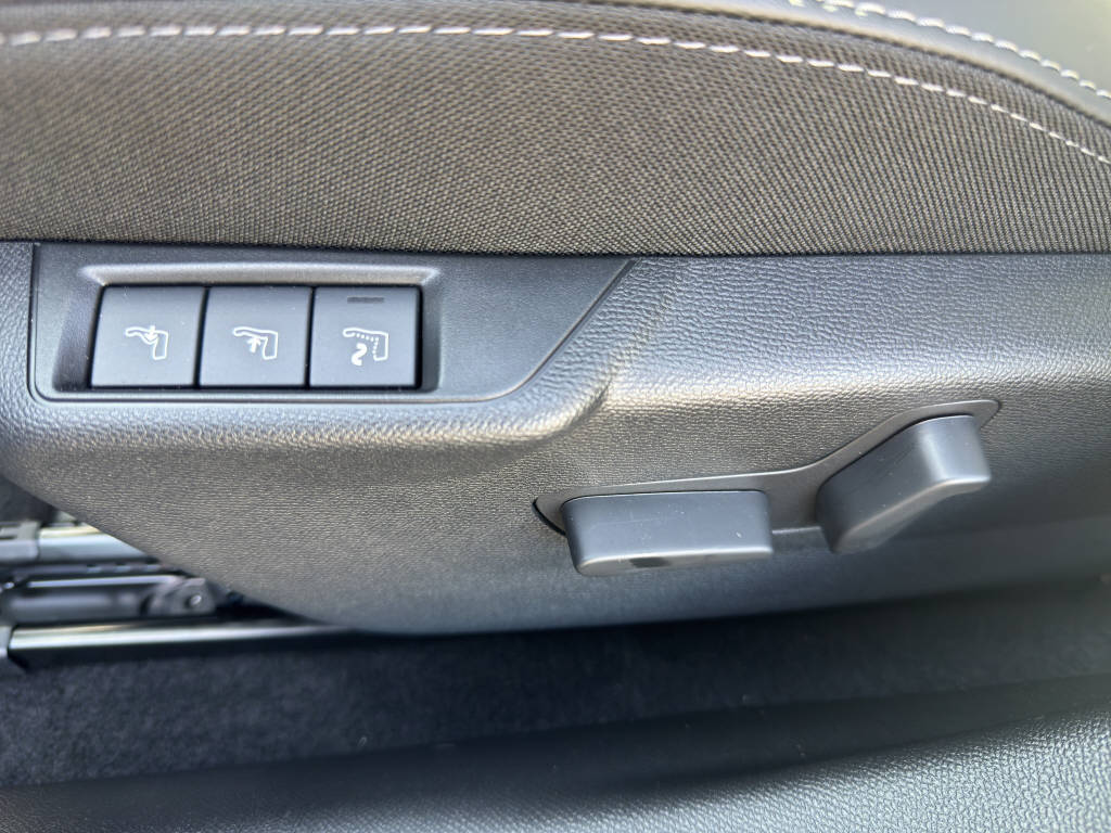 PEUGEOT 2008 1.2 Hybrid 145 GT-image-13