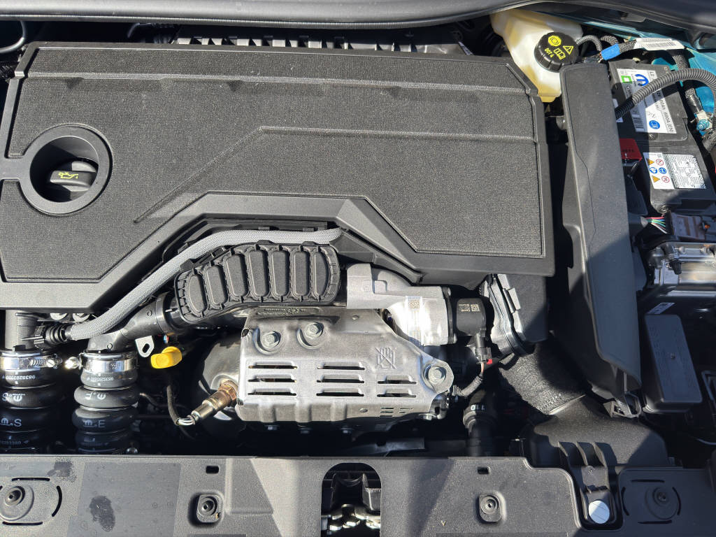 PEUGEOT 2008 1.2 Hybrid 145 GT-image-15