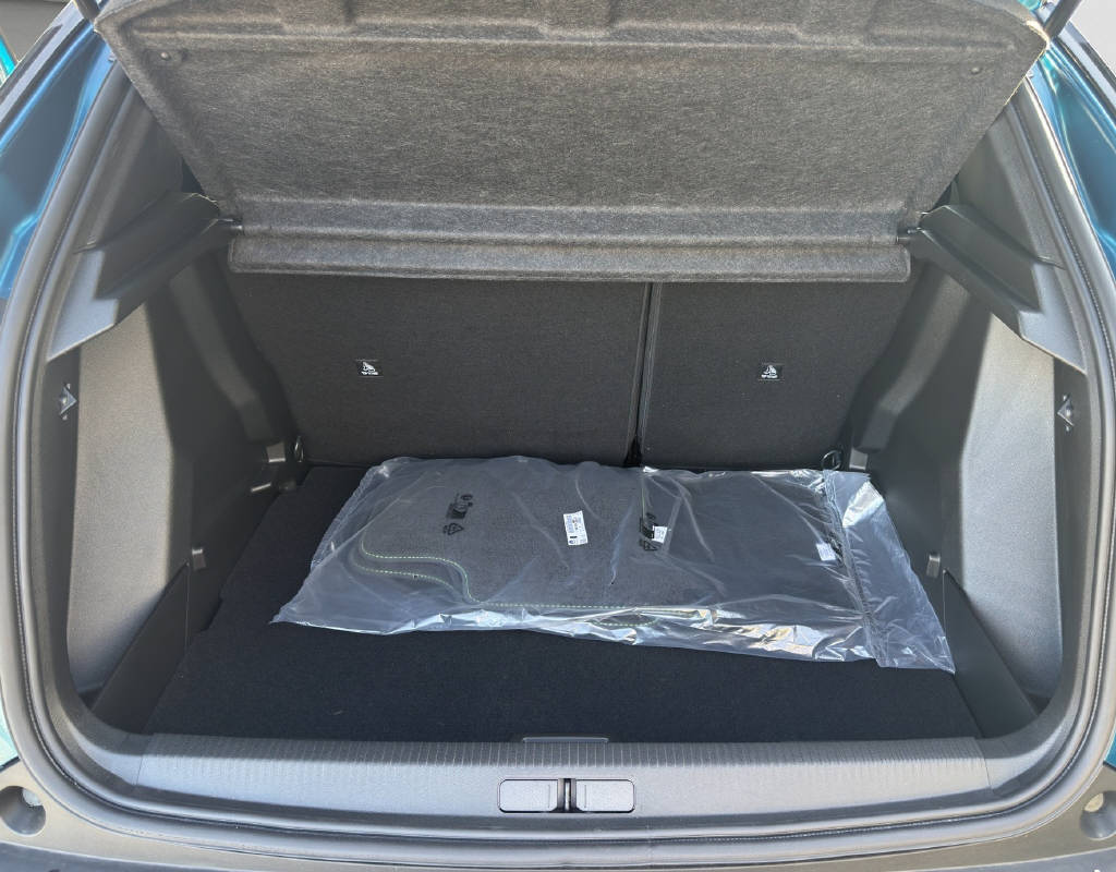 PEUGEOT 2008 1.2 Hybrid 145 GT-image-14