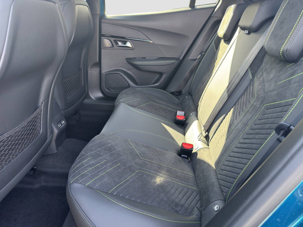 PEUGEOT 2008 1.2 Hybrid 145 GT-image-10