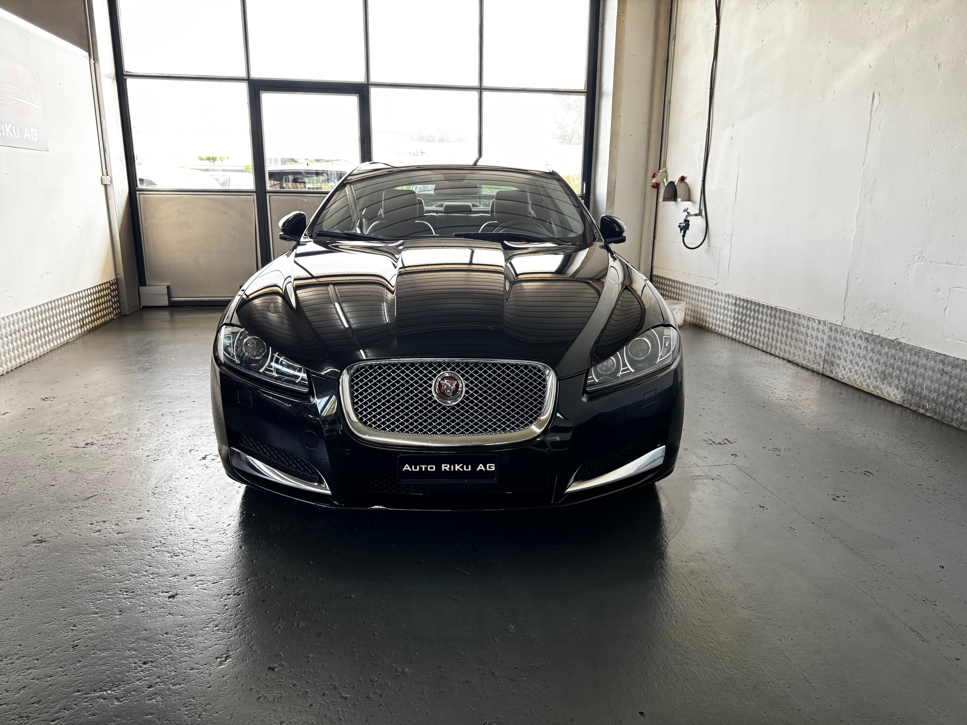 JAGUAR XF 3.0 V6 S/C 4x4-image-3