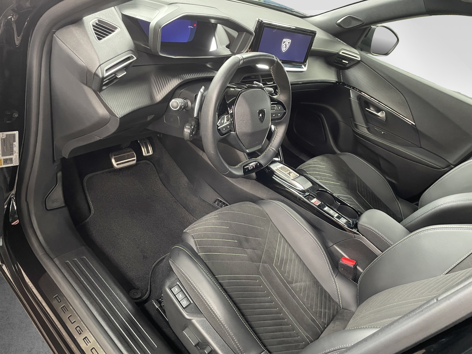 PEUGEOT 2008 1.2 Hybrid 145 GT-image-8