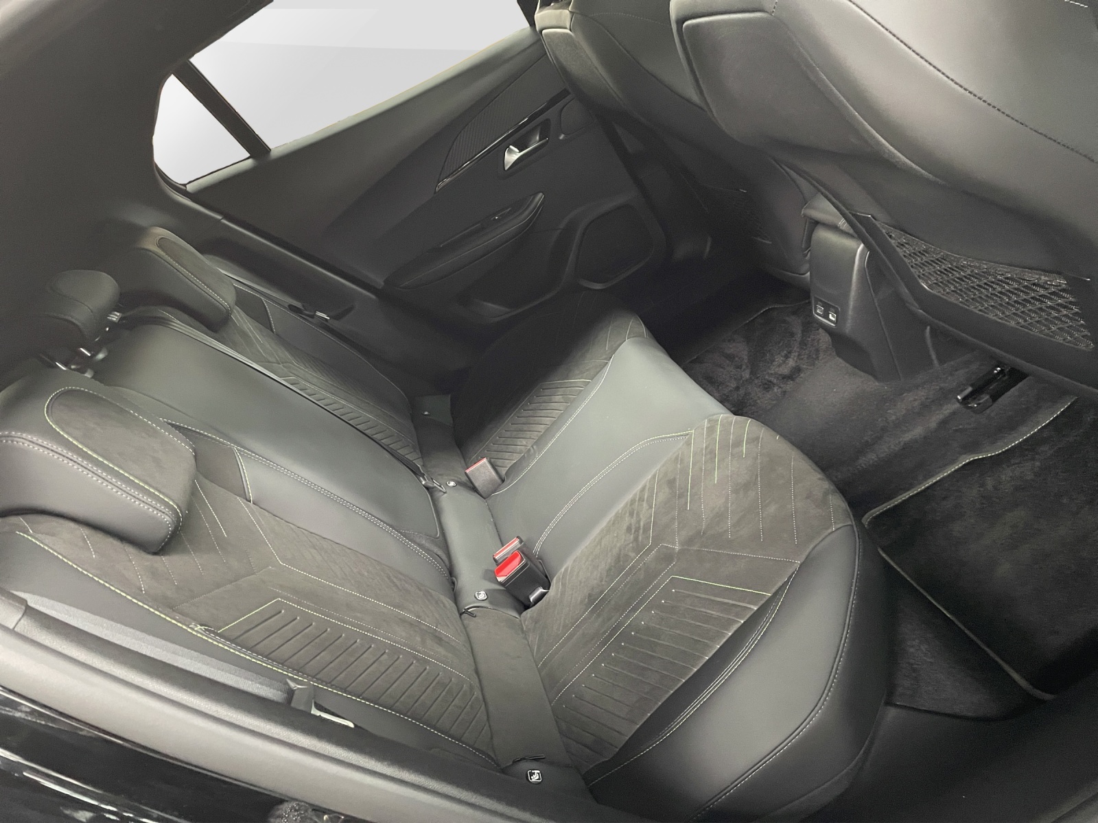 PEUGEOT 2008 1.2 Hybrid 145 GT-image-14