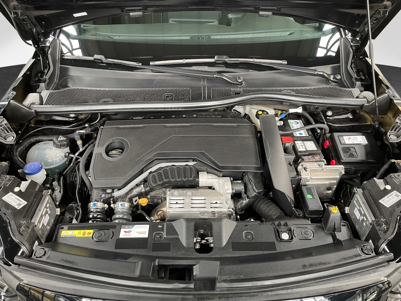 PEUGEOT 2008 1.2 Hybrid 145 GT-image-16