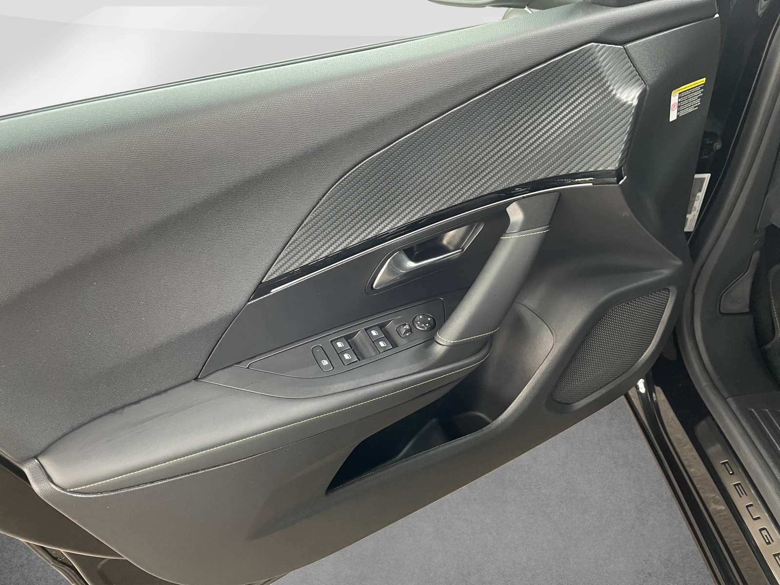 PEUGEOT 2008 1.2 Hybrid 145 GT-image-11
