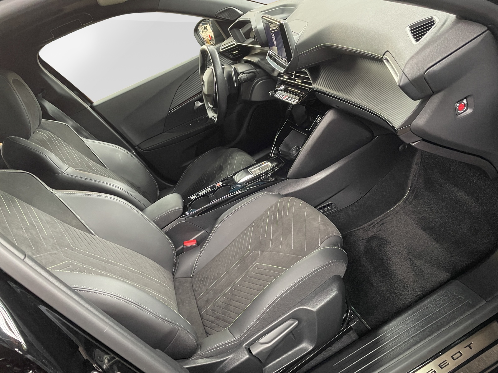 PEUGEOT 2008 1.2 Hybrid 145 GT-image-13