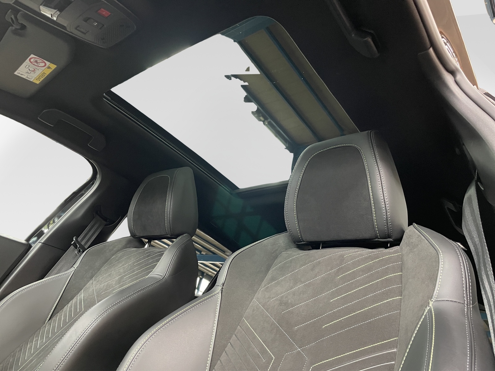 PEUGEOT 2008 1.2 Hybrid 145 GT-image-12
