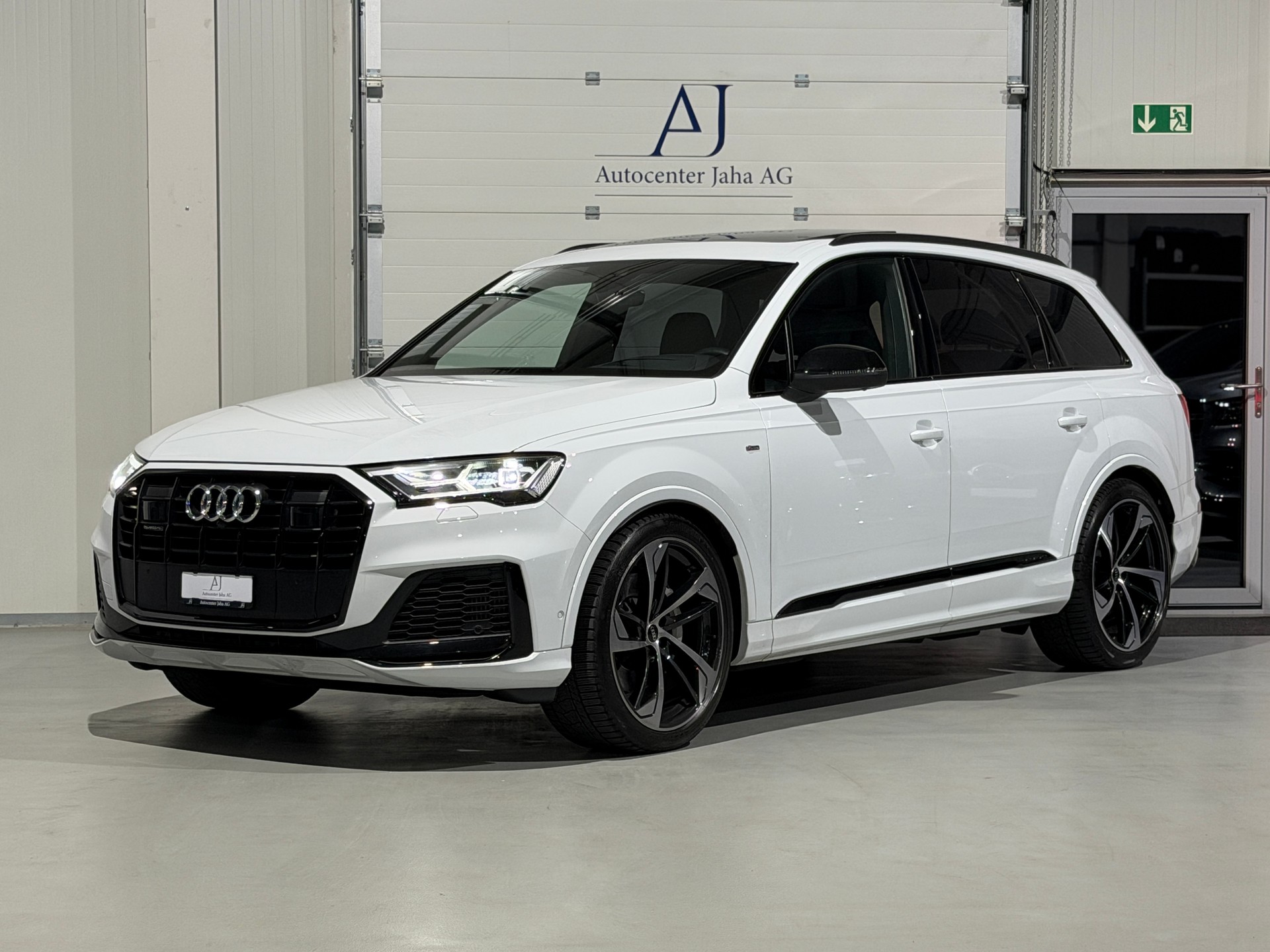 AUDI Q7 55 TFSI S Line quattro tiptronic 7 Platz - AHK 3.5T-showroom-element-2