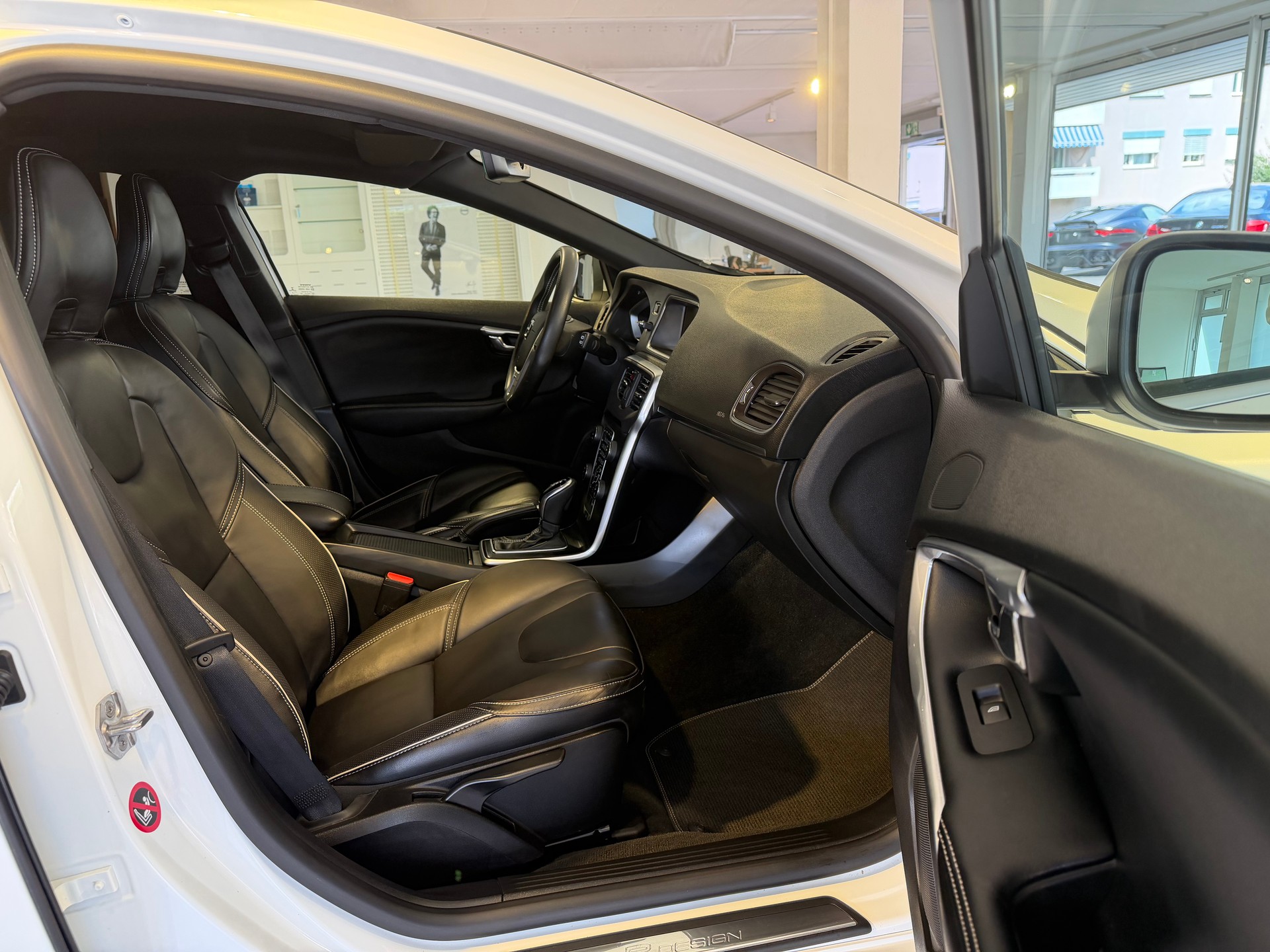 VOLVO V40 T2 Momentum R-Design Geartronic-image-16