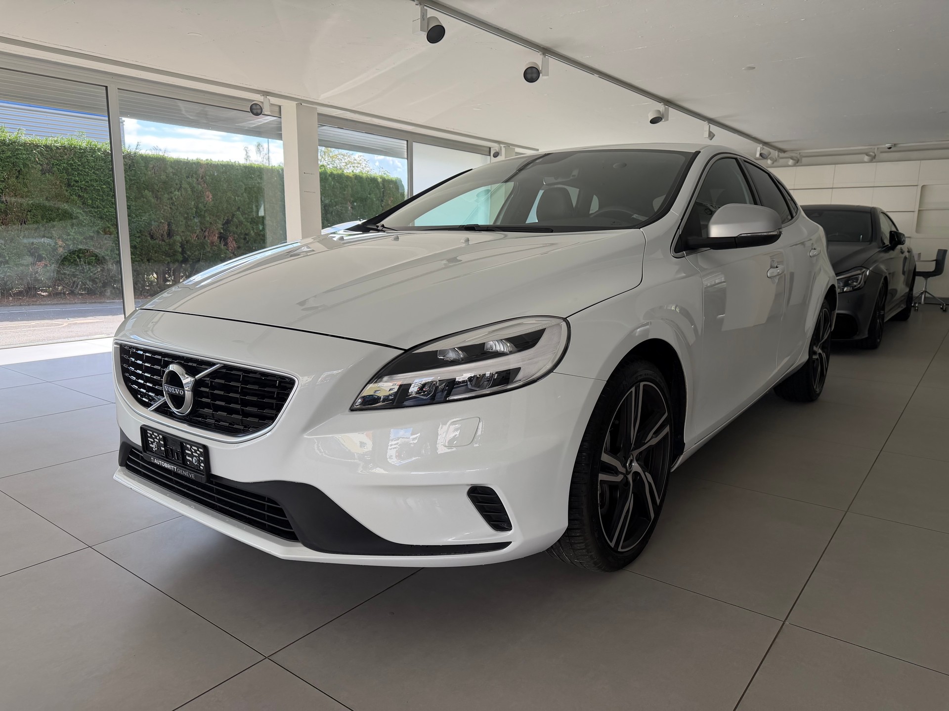 VOLVO V40 T2 Momentum R-Design Geartronic-image-0