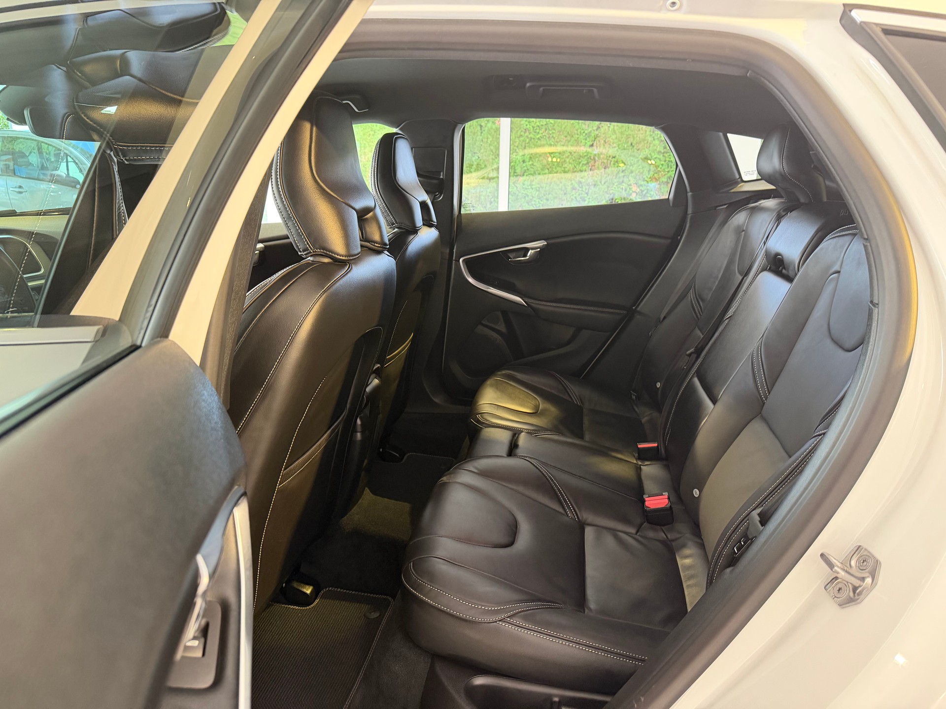 VOLVO V40 T2 Momentum R-Design Geartronic-image-12