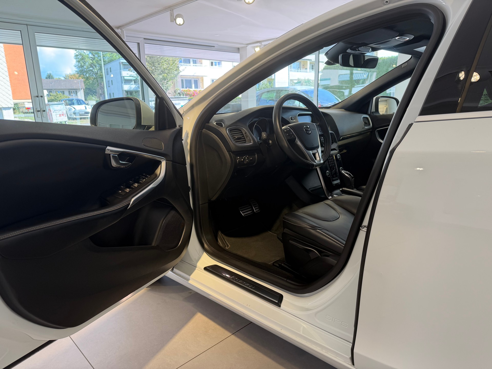VOLVO V40 T2 Momentum R-Design Geartronic-image-9
