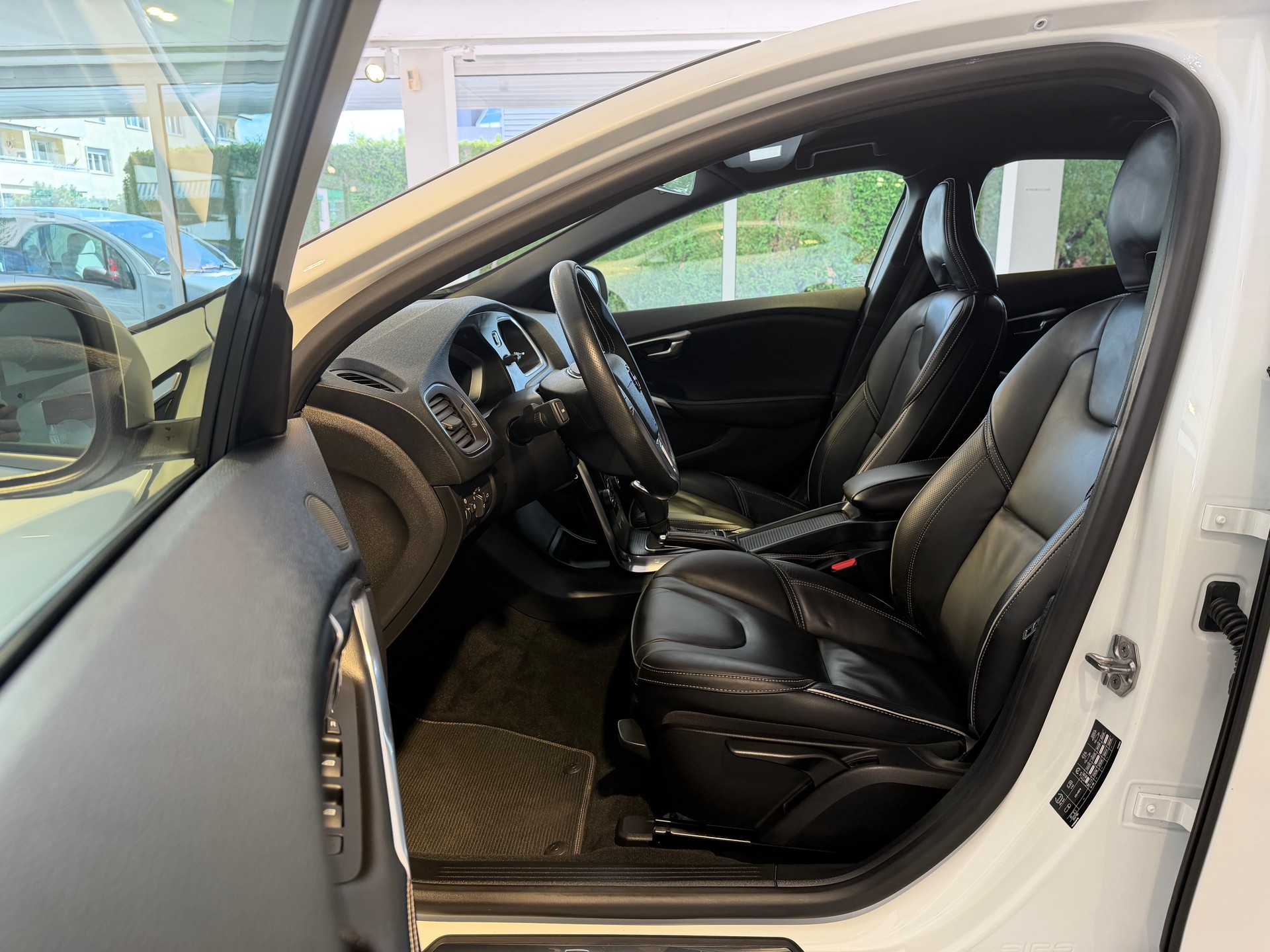 VOLVO V40 T2 Momentum R-Design Geartronic-image-10