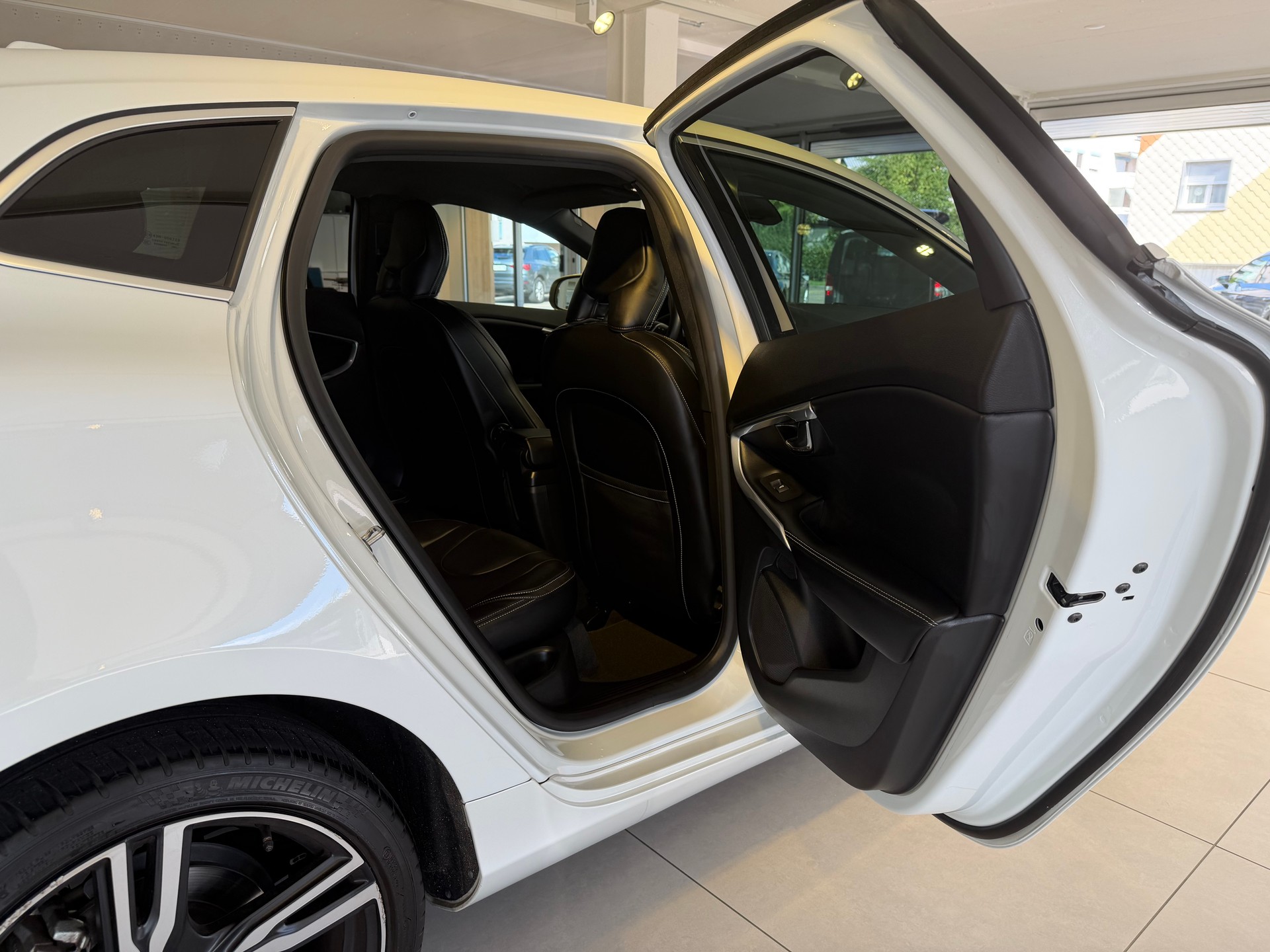 VOLVO V40 T2 Momentum R-Design Geartronic-image-13