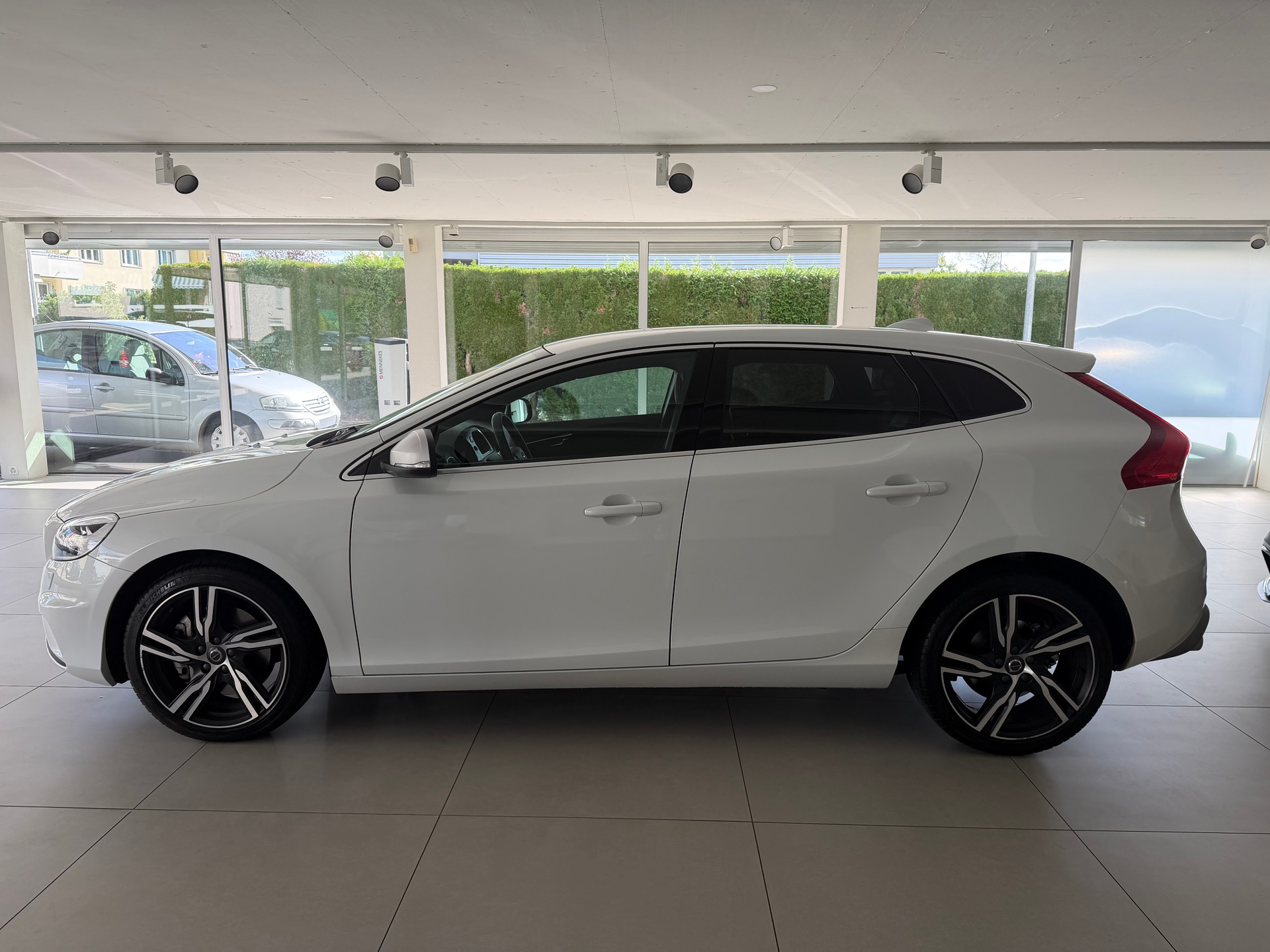 VOLVO V40 T2 Momentum R-Design Geartronic-image-4