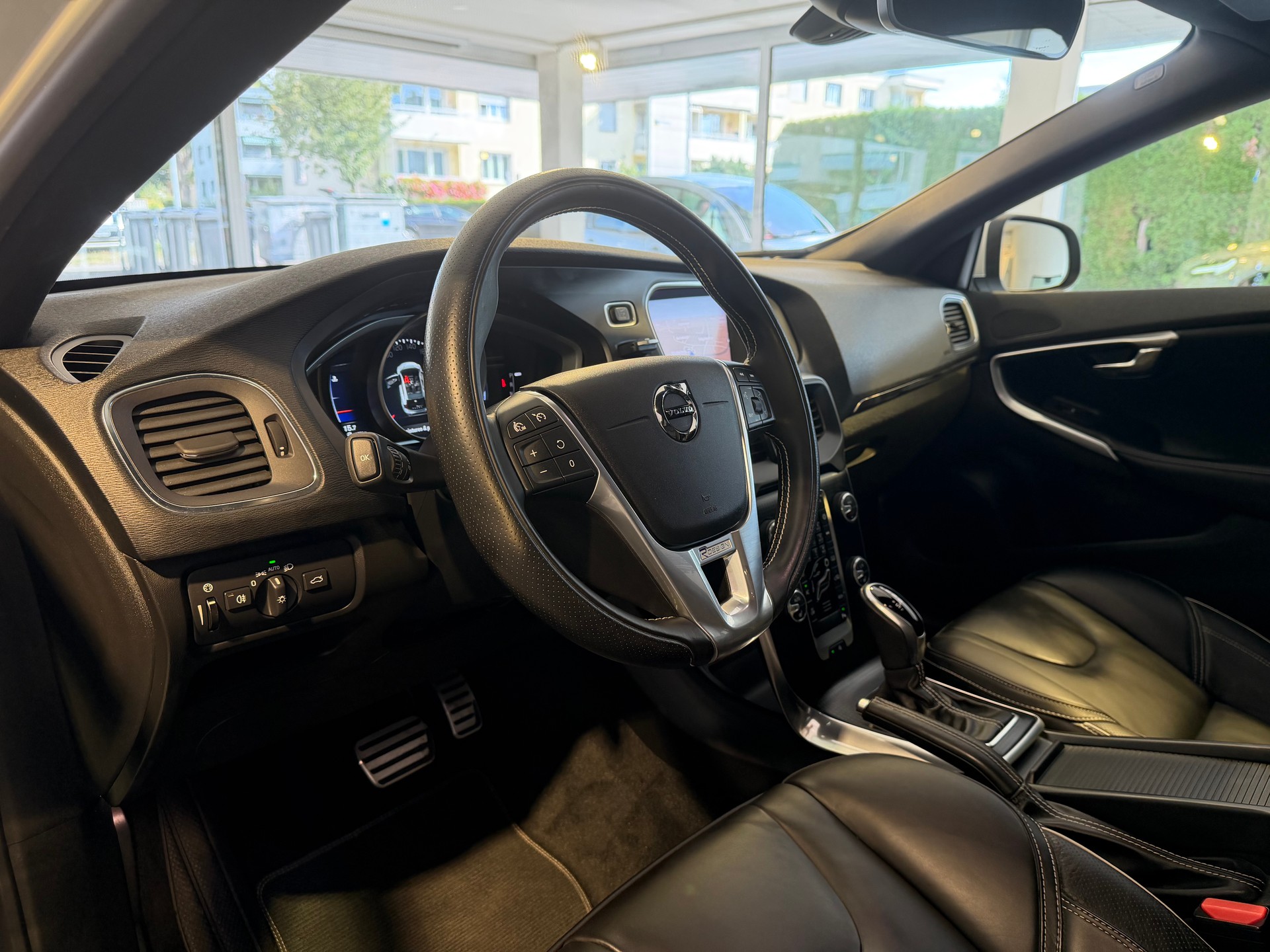 VOLVO V40 T2 Momentum R-Design Geartronic-image-18