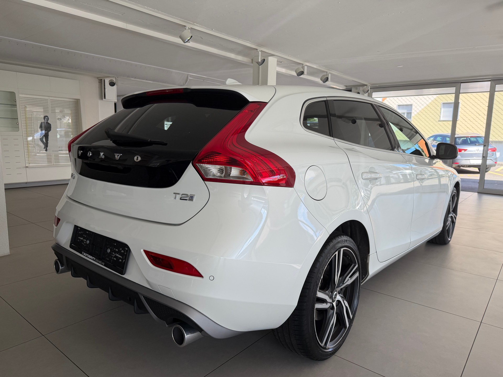 VOLVO V40 T2 Momentum R-Design Geartronic-image-5