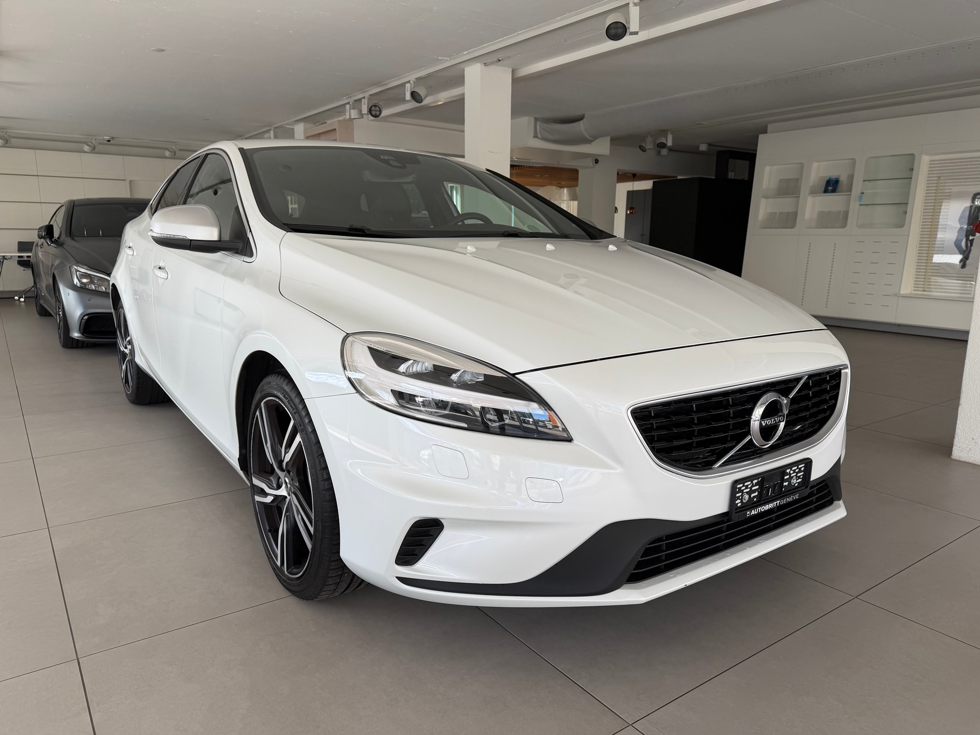 VOLVO V40 T2 Momentum R-Design Geartronic-image-1