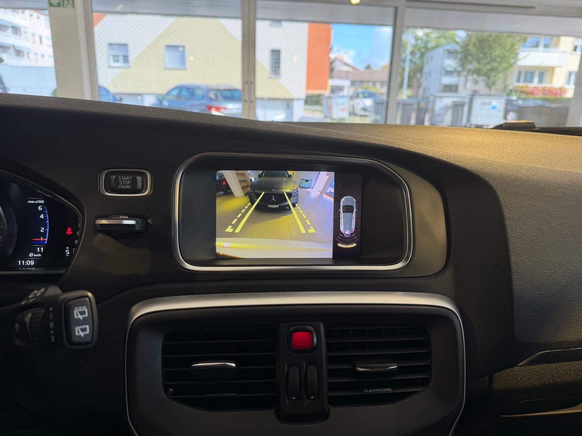 VOLVO V40 T2 Momentum R-Design Geartronic-image-20