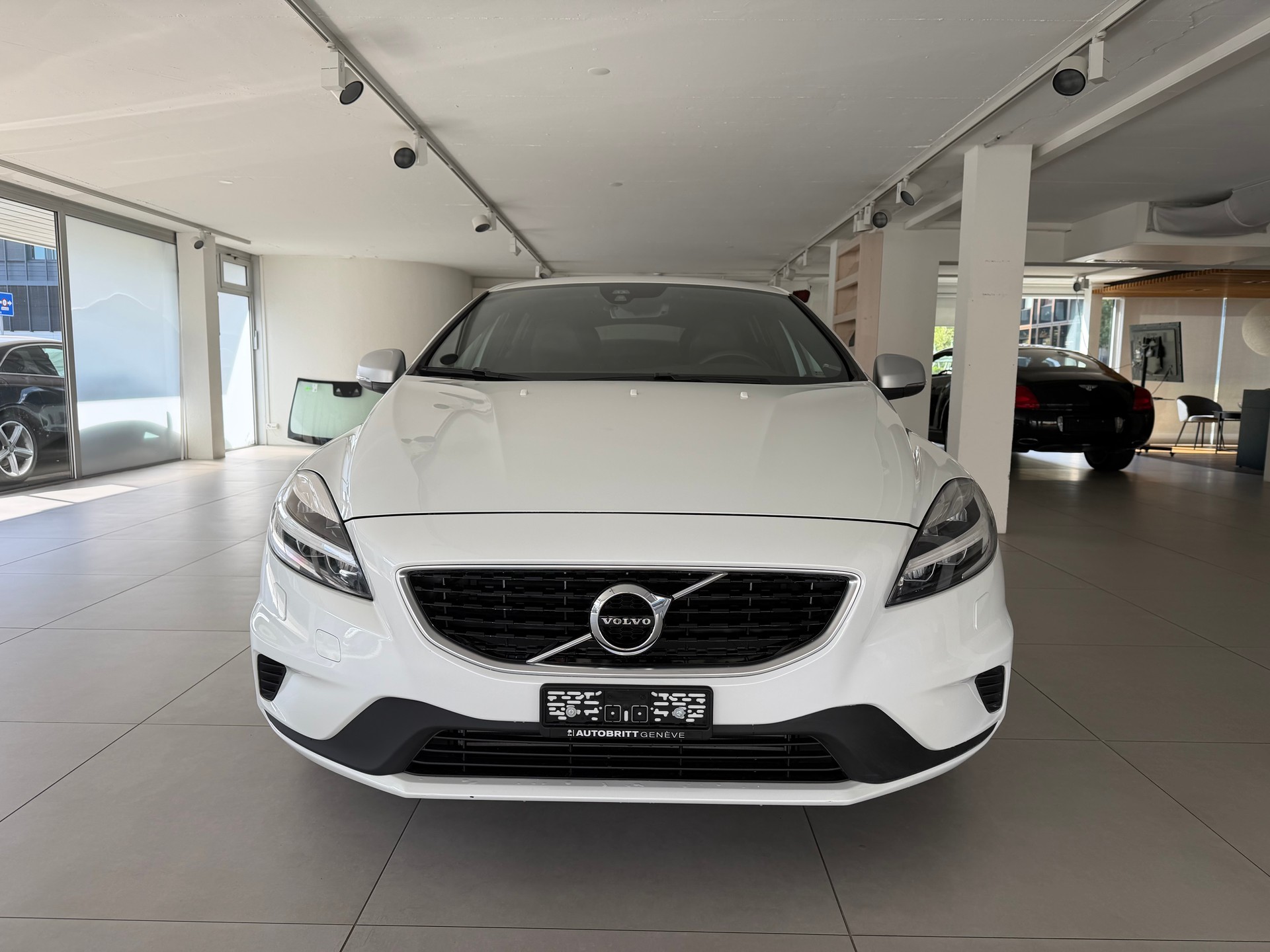 VOLVO V40 T2 Momentum R-Design Geartronic-image-2