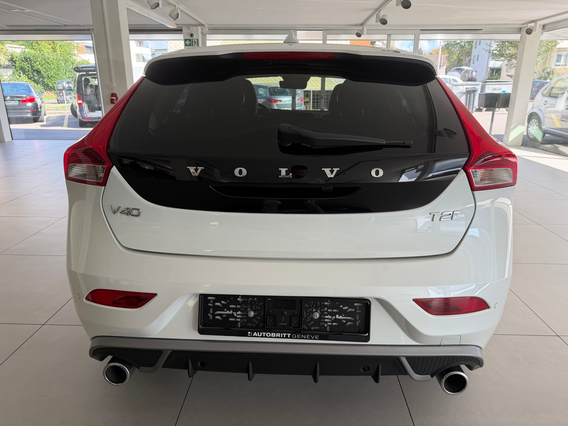 VOLVO V40 T2 Momentum R-Design Geartronic-image-7