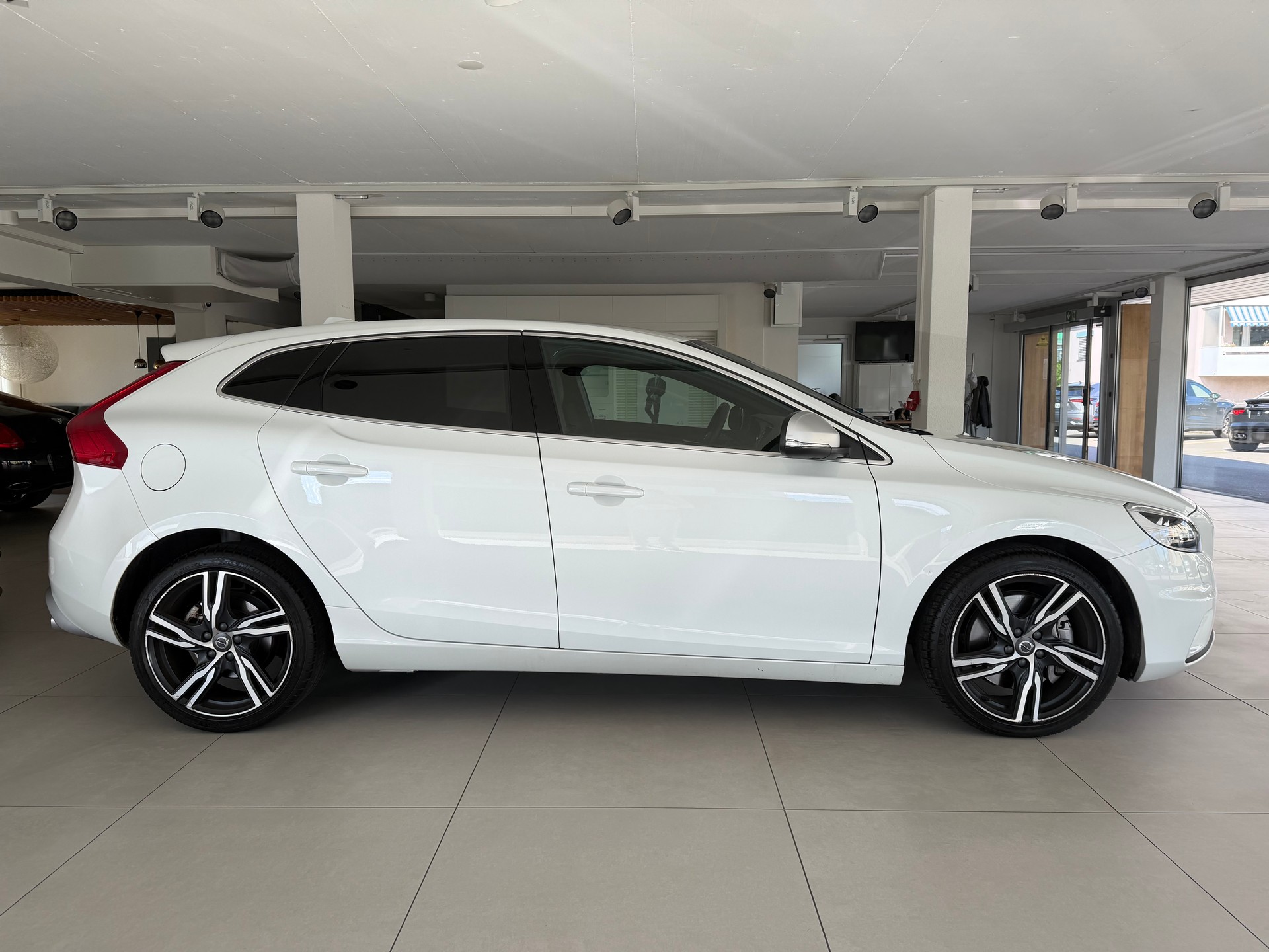 VOLVO V40 T2 Momentum R-Design Geartronic-image-3