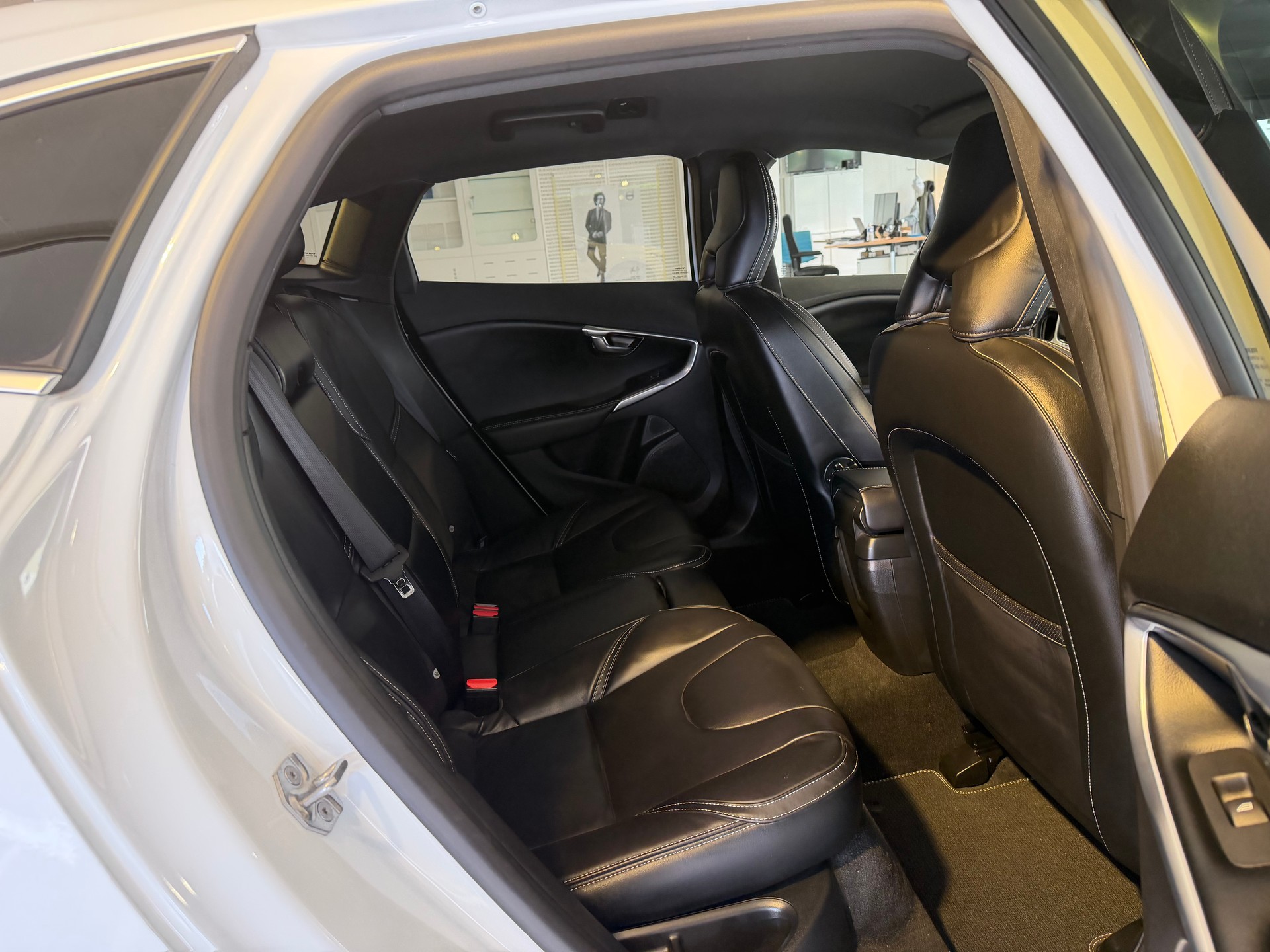 VOLVO V40 T2 Momentum R-Design Geartronic-image-14