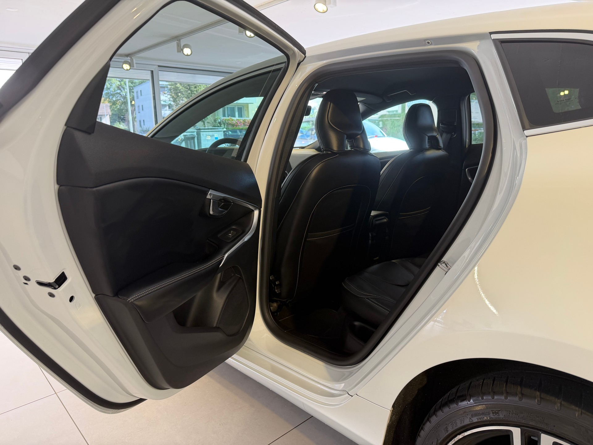 VOLVO V40 T2 Momentum R-Design Geartronic-image-11