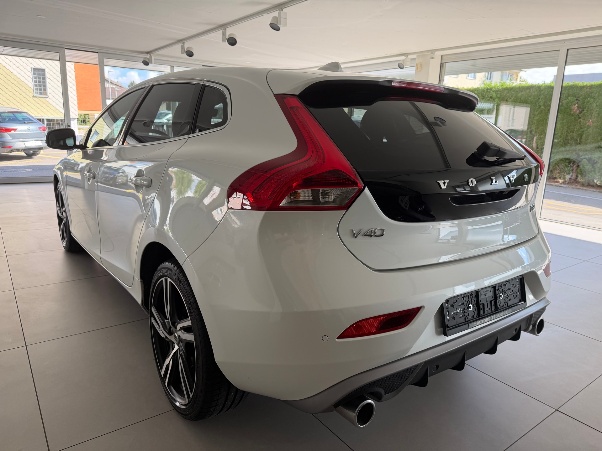 VOLVO V40 T2 Momentum R-Design Geartronic-image-6