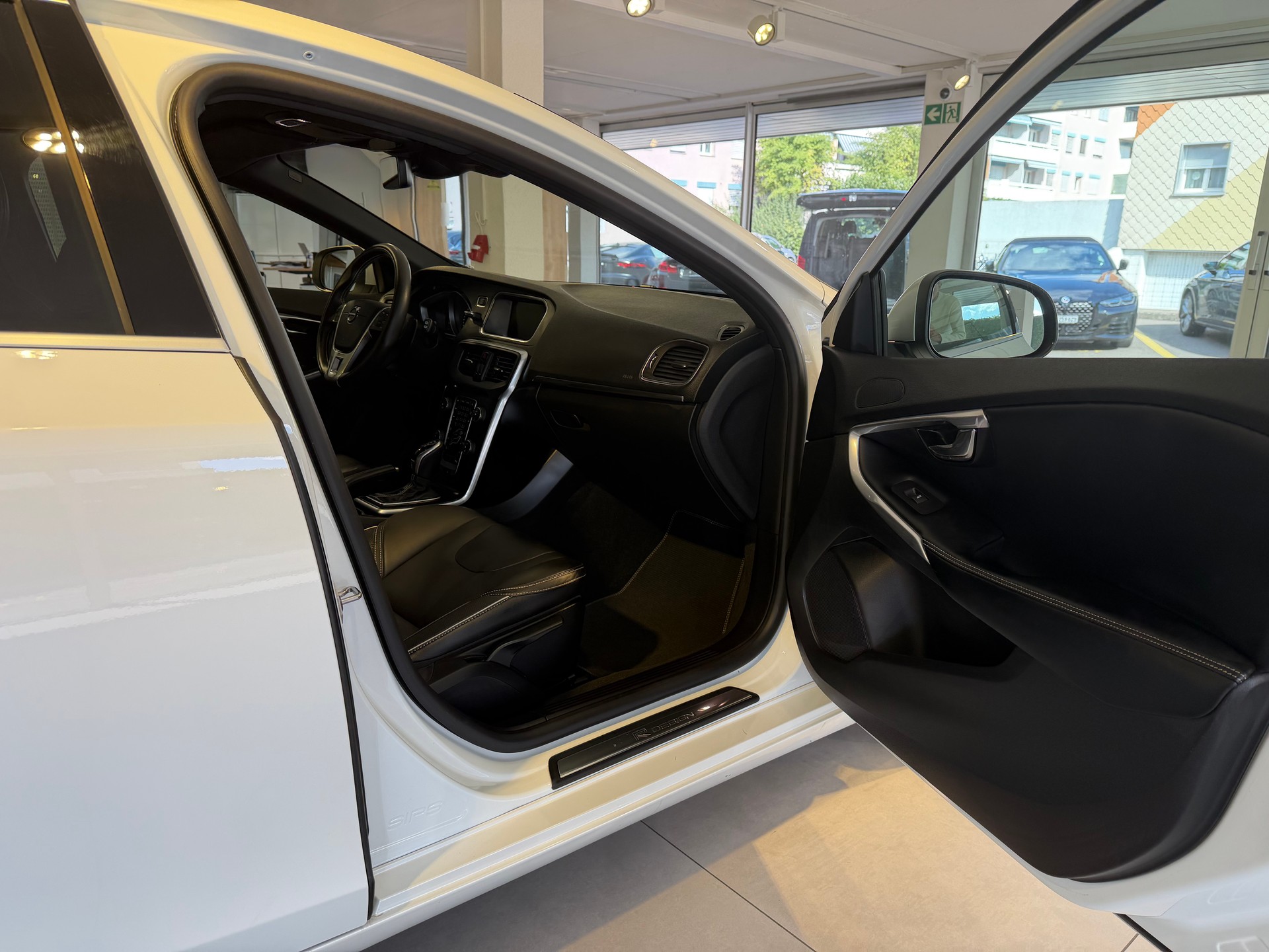 VOLVO V40 T2 Momentum R-Design Geartronic-image-15