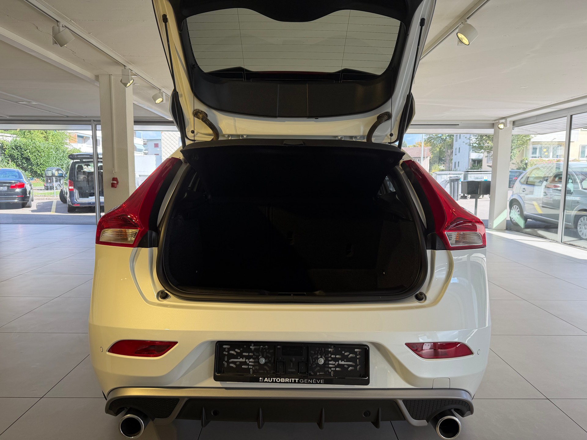 VOLVO V40 T2 Momentum R-Design Geartronic-image-8