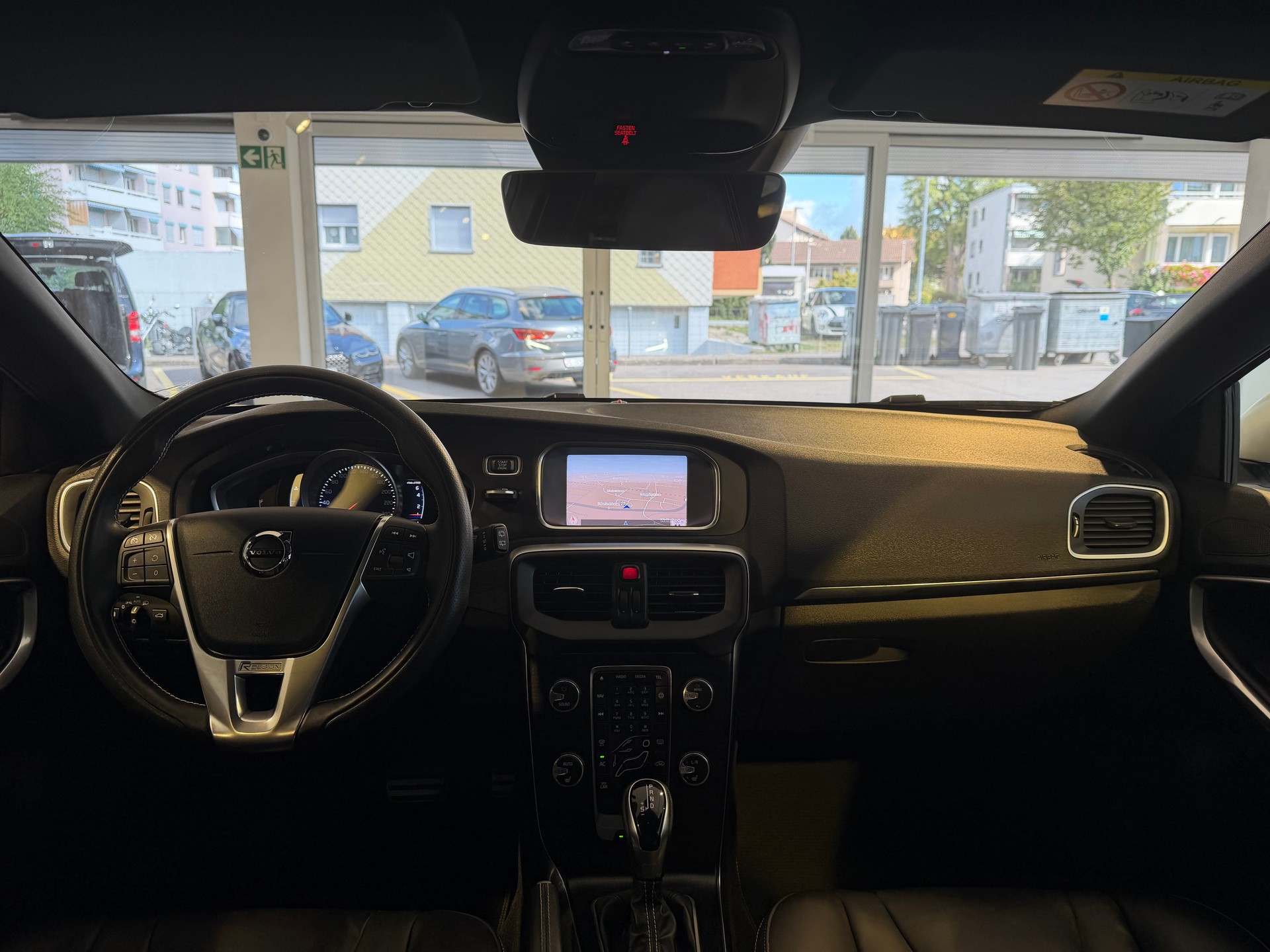 VOLVO V40 T2 Momentum R-Design Geartronic-image-17