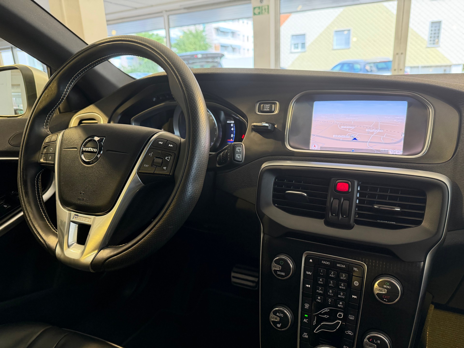 VOLVO V40 T2 Momentum R-Design Geartronic-image-19