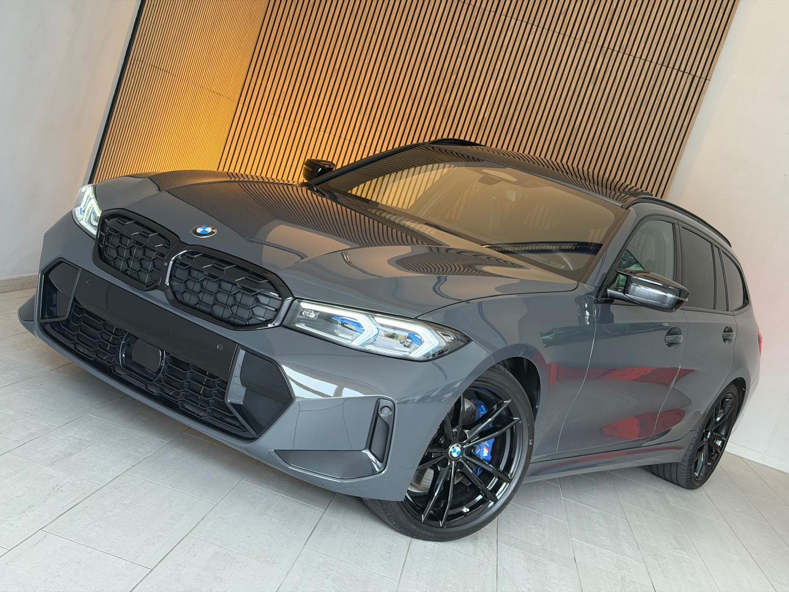 BMW M340i xDrive 48V Touring Steptronic M Sport INDIVUDUAL-image-2