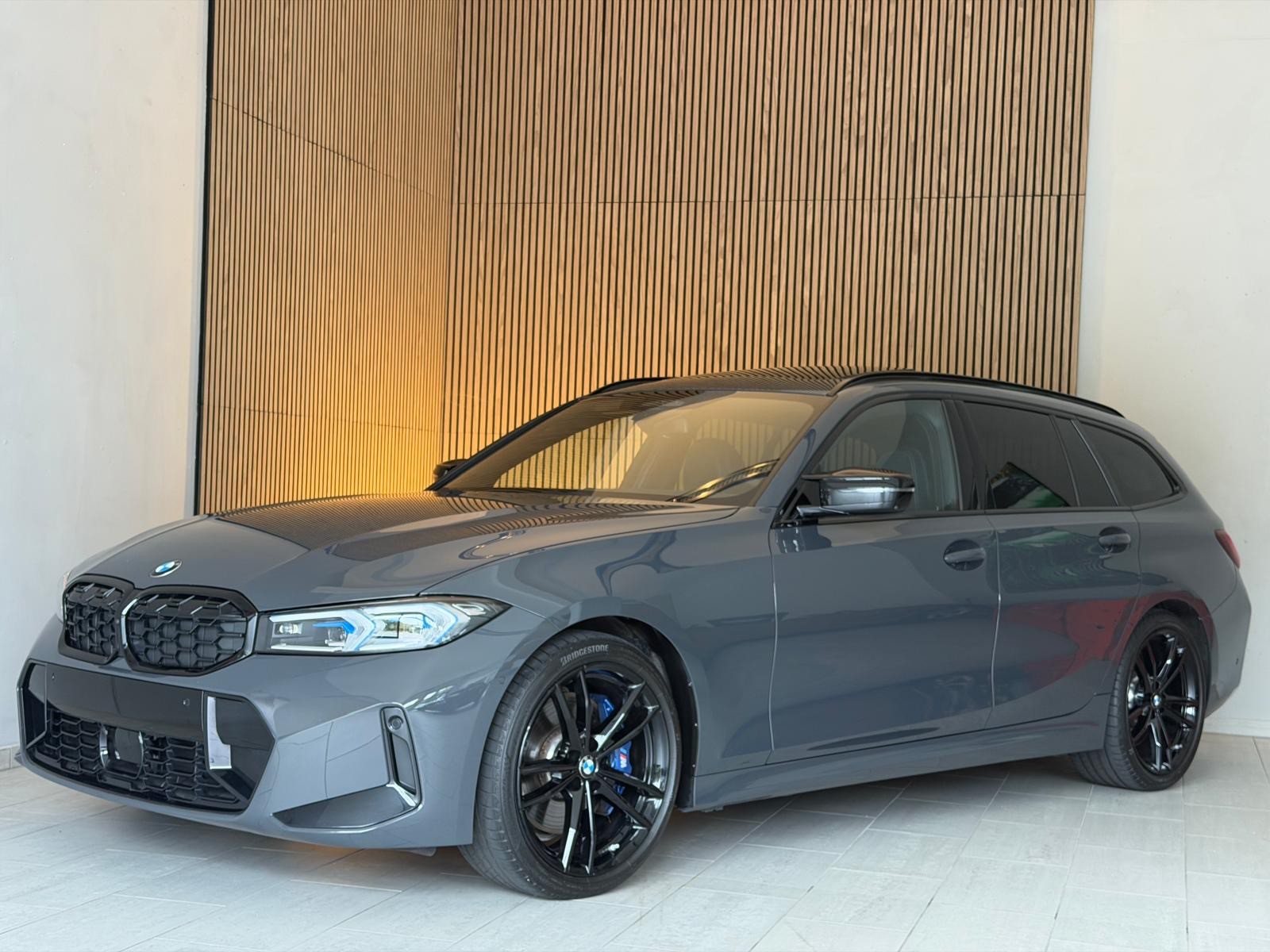 BMW M340i xDrive 48V Touring Steptronic M Sport INDIVUDUAL-image-1