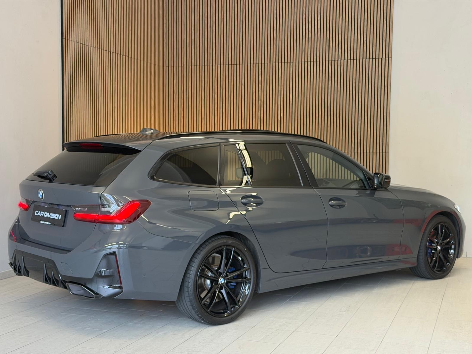 BMW M340i xDrive 48V Touring Steptronic M Sport INDIVUDUAL-image-6