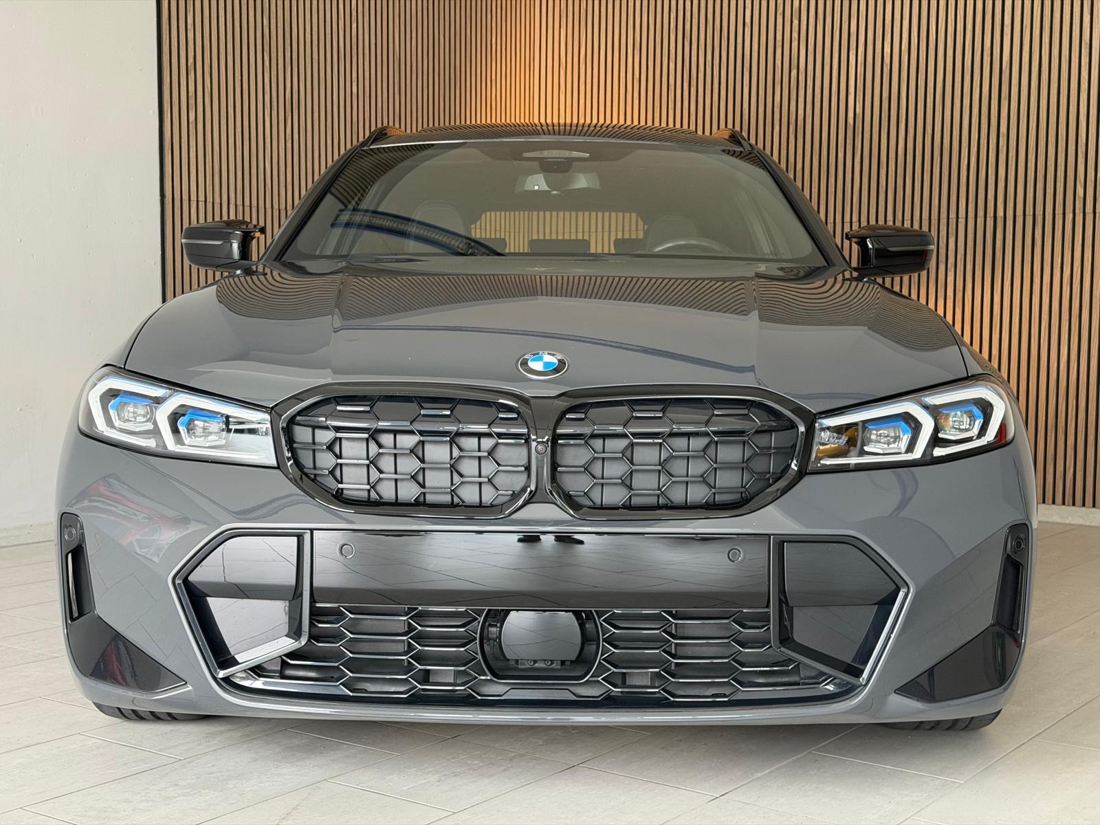 BMW M340i xDrive 48V Touring Steptronic M Sport INDIVUDUAL-image-3