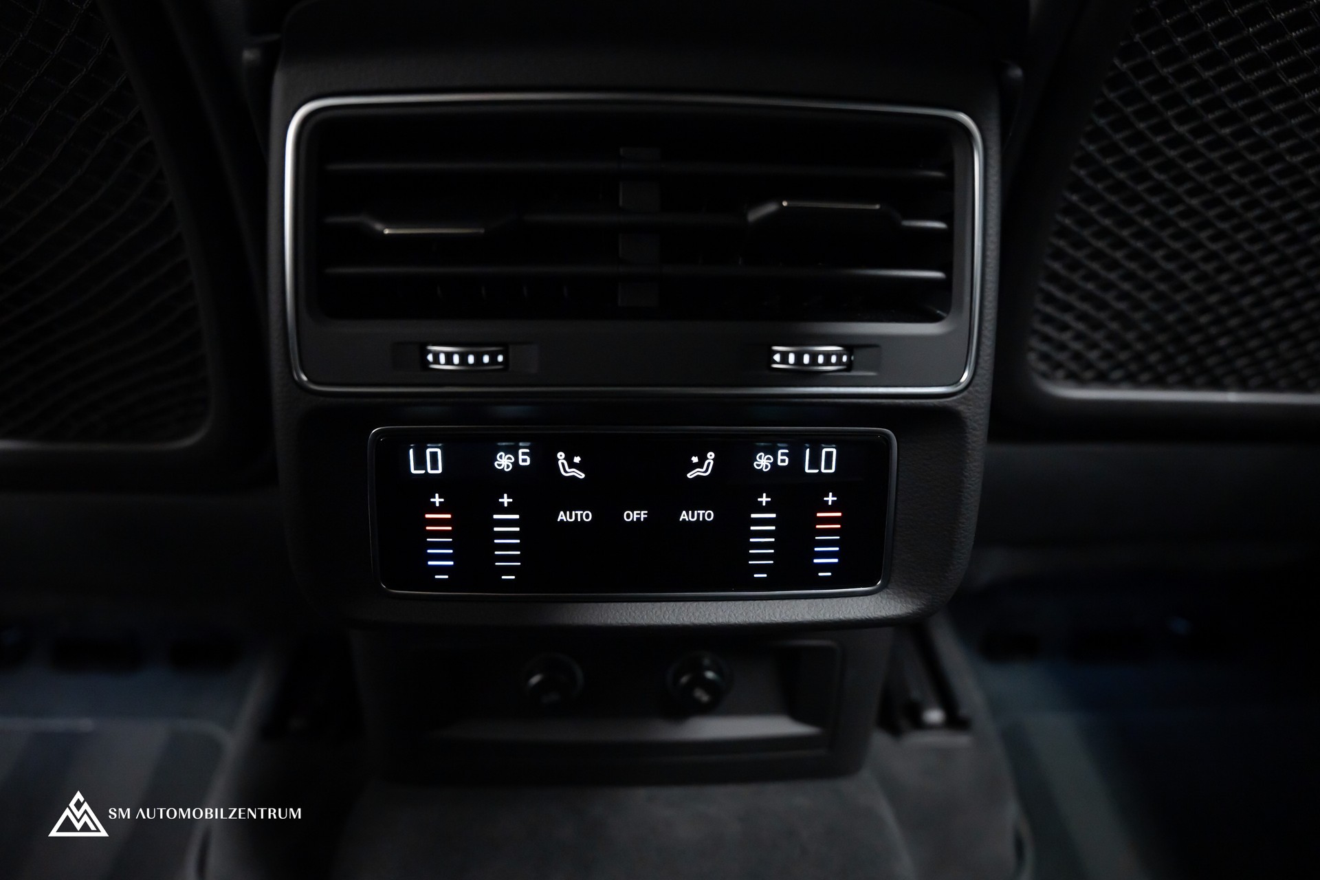 AUDI Q8 55 TFSI Black Edition quattro T-Tronic S-Line / Panorama / Nachtsicht / Rautensteppung / Head-Up / AHK-image-24