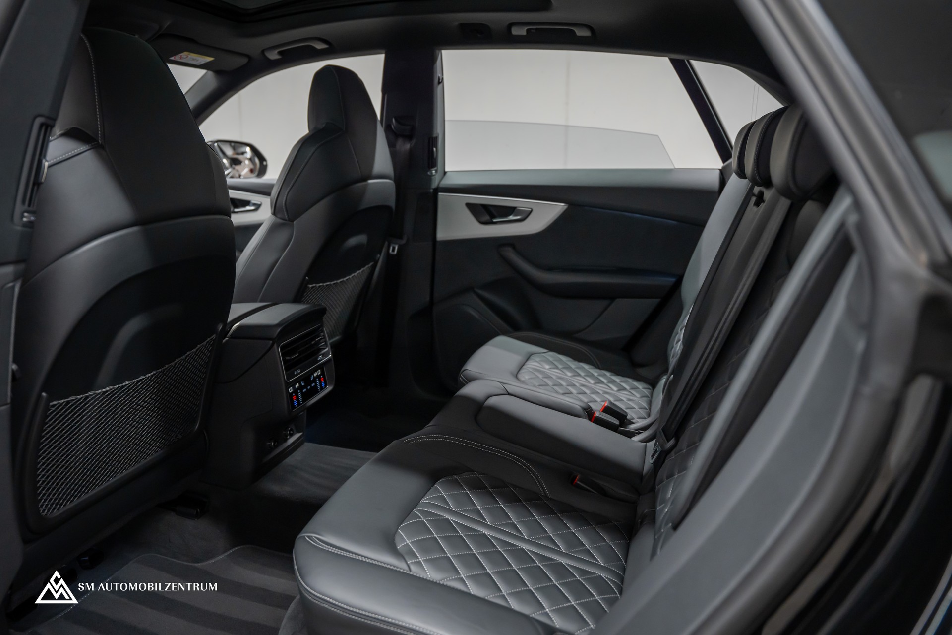 AUDI Q8 55 TFSI Black Edition quattro T-Tronic S-Line / Panorama / Nachtsicht / Rautensteppung / Head-Up / AHK-image-22