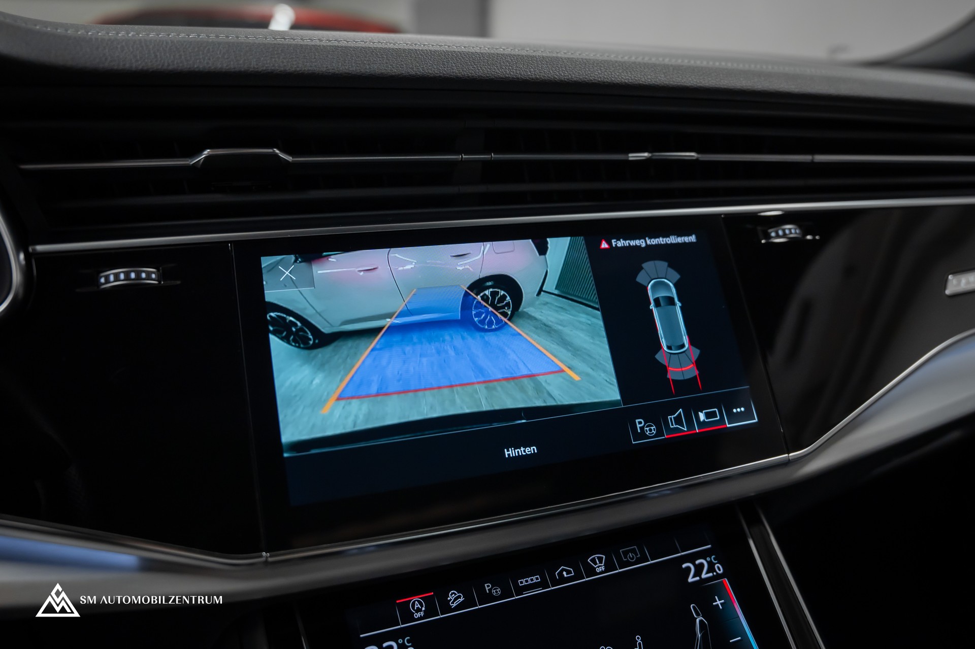 AUDI Q8 55 TFSI Black Edition quattro T-Tronic S-Line / Panorama / Nachtsicht / Rautensteppung / Head-Up / AHK-image-34