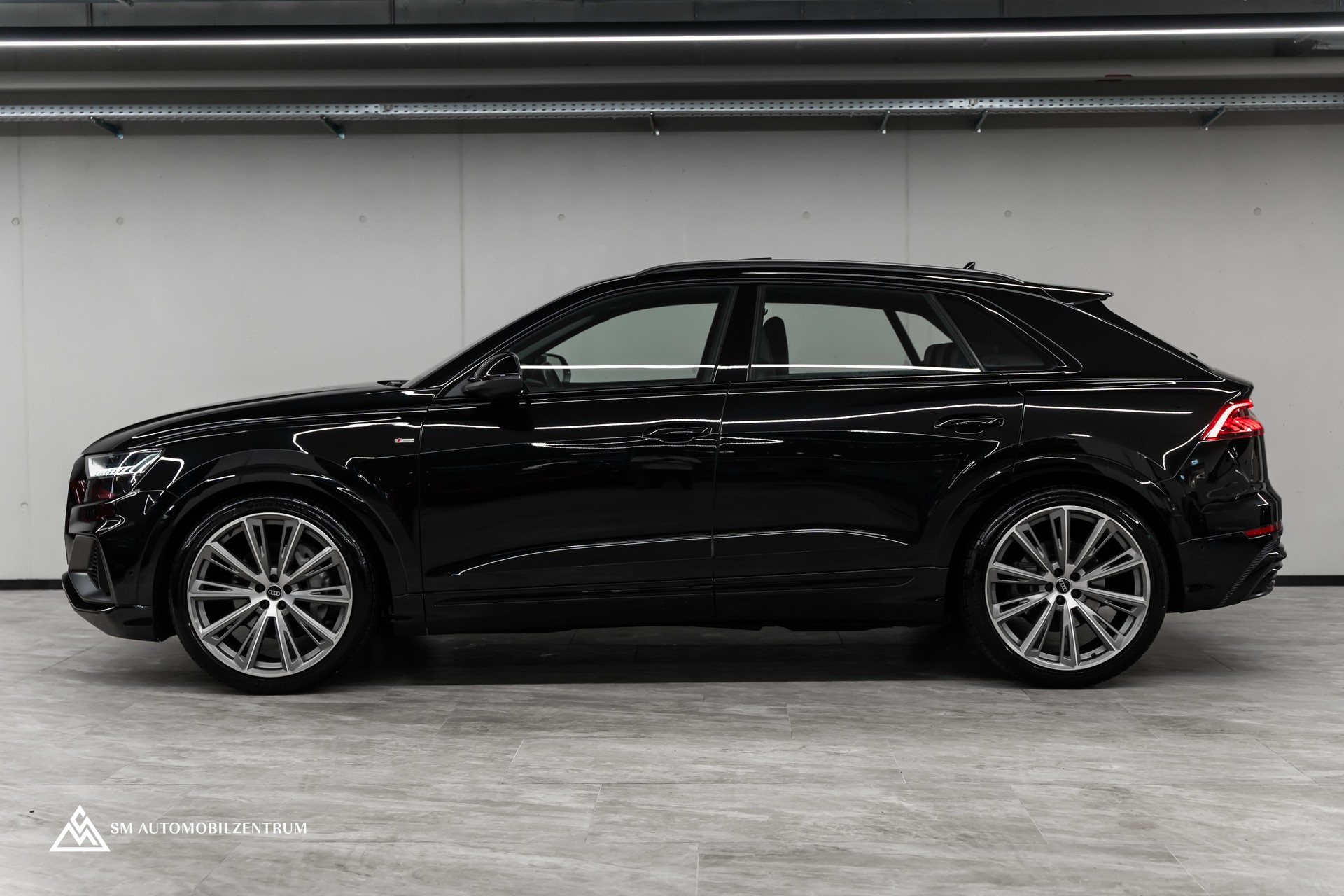 AUDI Q8 55 TFSI Black Edition quattro T-Tronic S-Line / Panorama / Nachtsicht / Rautensteppung / Head-Up / AHK-image-3