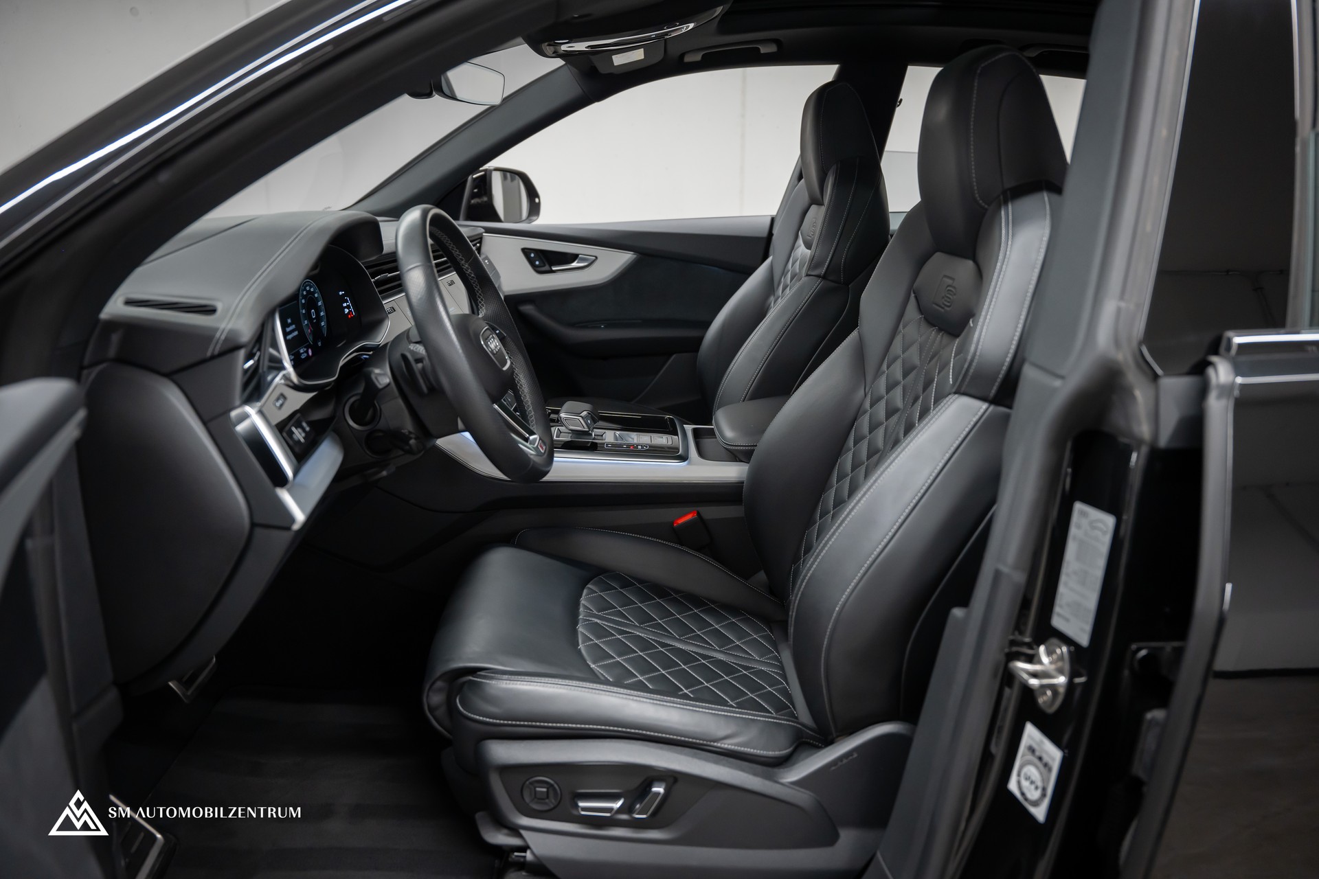 AUDI Q8 55 TFSI Black Edition quattro T-Tronic S-Line / Panorama / Nachtsicht / Rautensteppung / Head-Up / AHK-image-20